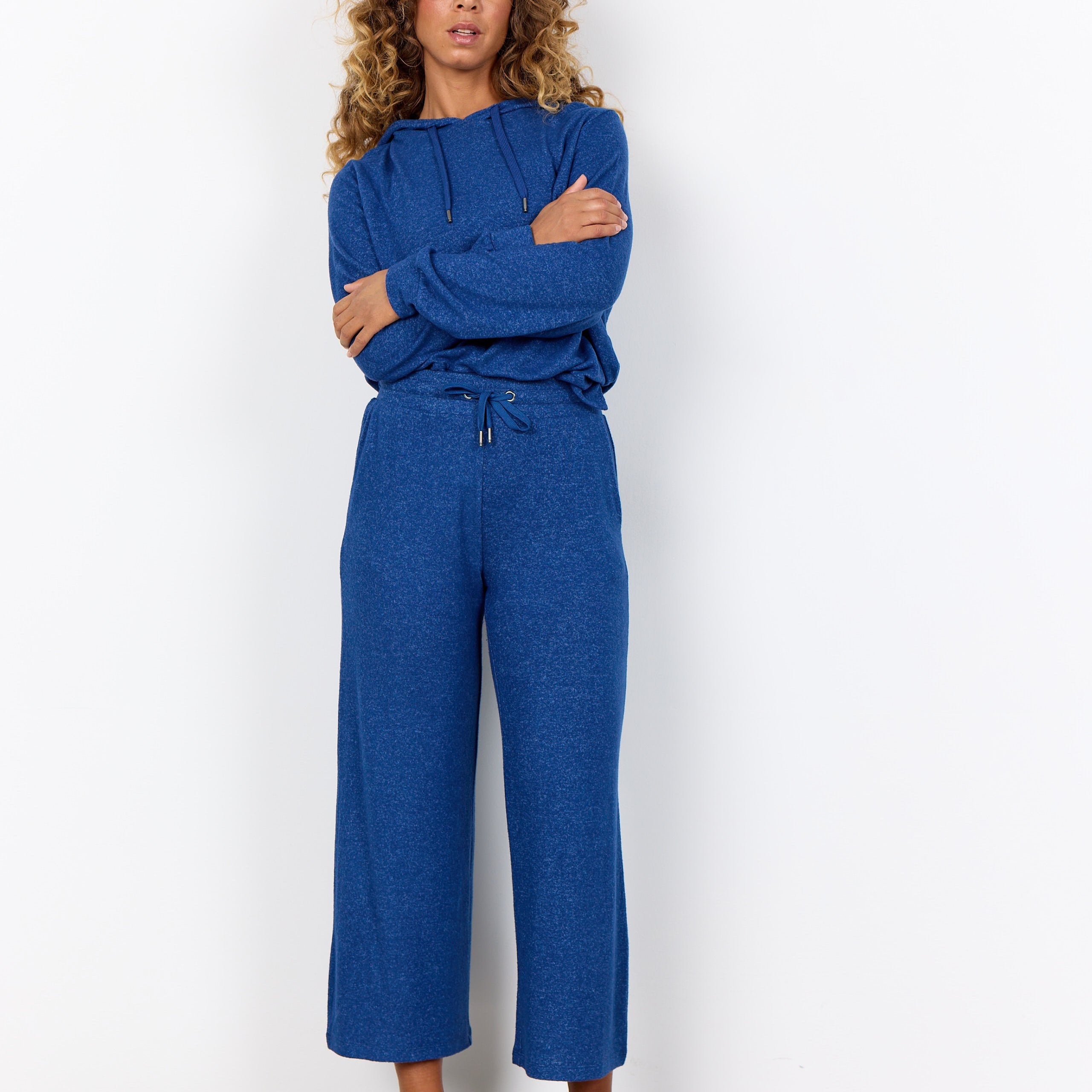 Pantalon fluide et doux pour femme, à jambe large, de couleur bleu. Composition en viscose et polyester. Marque Soyaconcept.