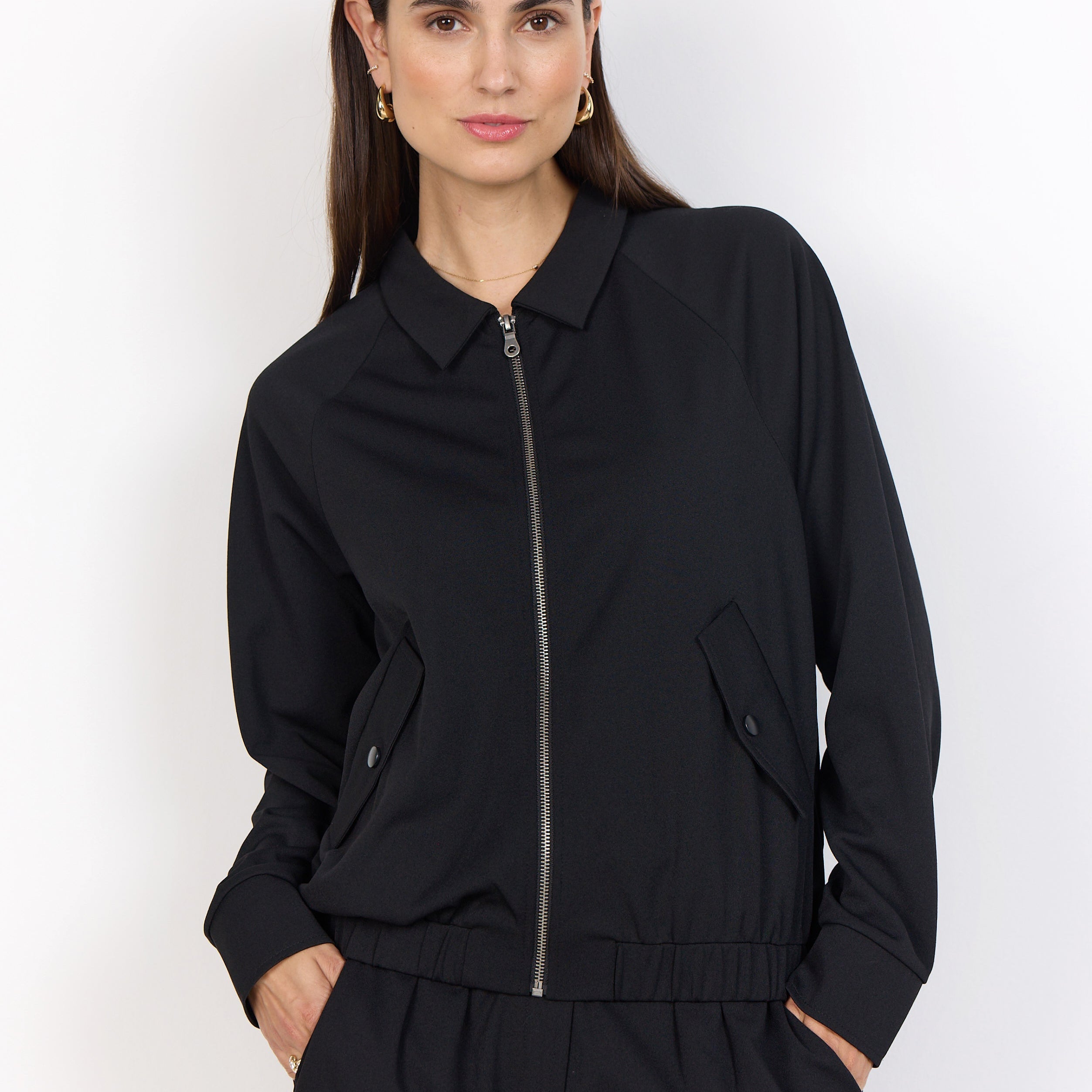 Veston de style bomber infroissable pour femme, de couleur noire. Fabriqué en 100% Coton Organique (biologique). Marque Soyaconcept.