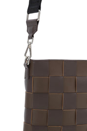 Sac tressé (effet osier ou cuir) pour femme, bandoulière ajustable. Couleur brun chocolat foncé. Marque Ilse Jacobsen.