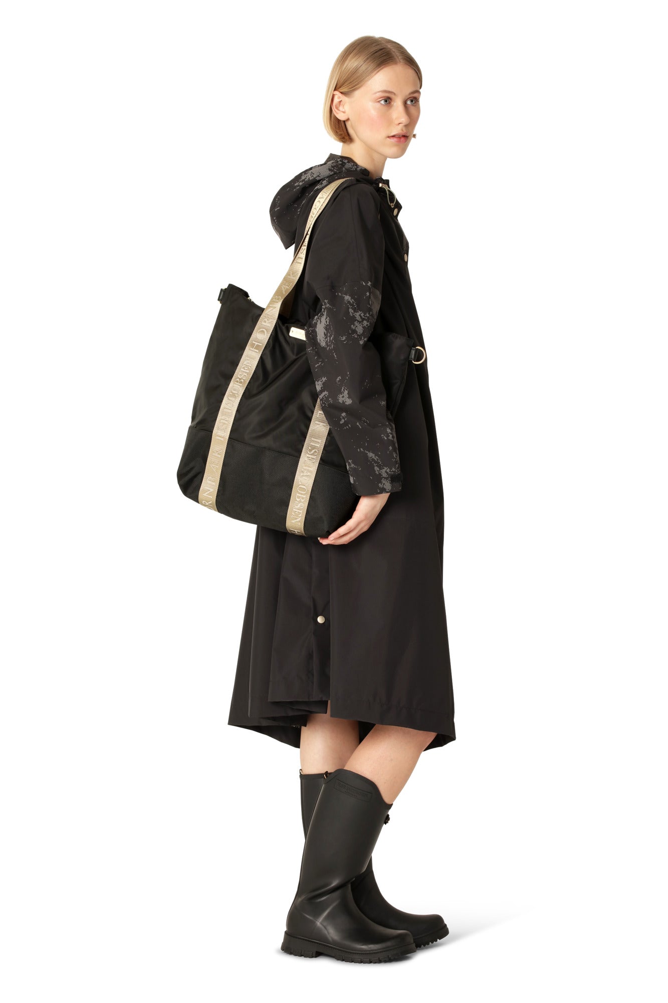 "Sac à bandoulière grand format Ilse Jacobsen en couleur noir uni. Design minimaliste et épuré avec une sangle réglable et un grand compartiment principal. Idéal pour le voyage ou le bureau."