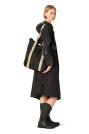 "Sac à bandoulière grand format Ilse Jacobsen en couleur noir uni. Design minimaliste et épuré avec une sangle réglable et un grand compartiment principal. Idéal pour le voyage ou le bureau."