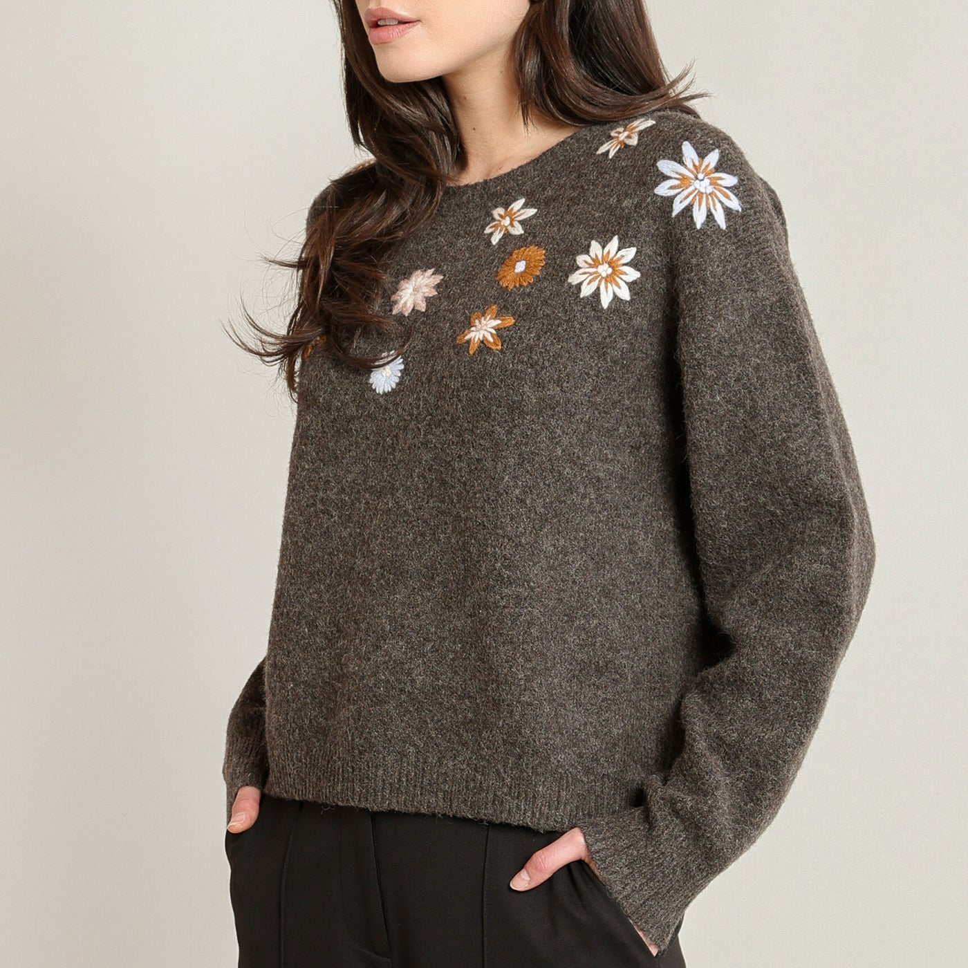 Chandail en tricot espresso chiné avec fleurs autour de l'encolure Black Tape pour femme