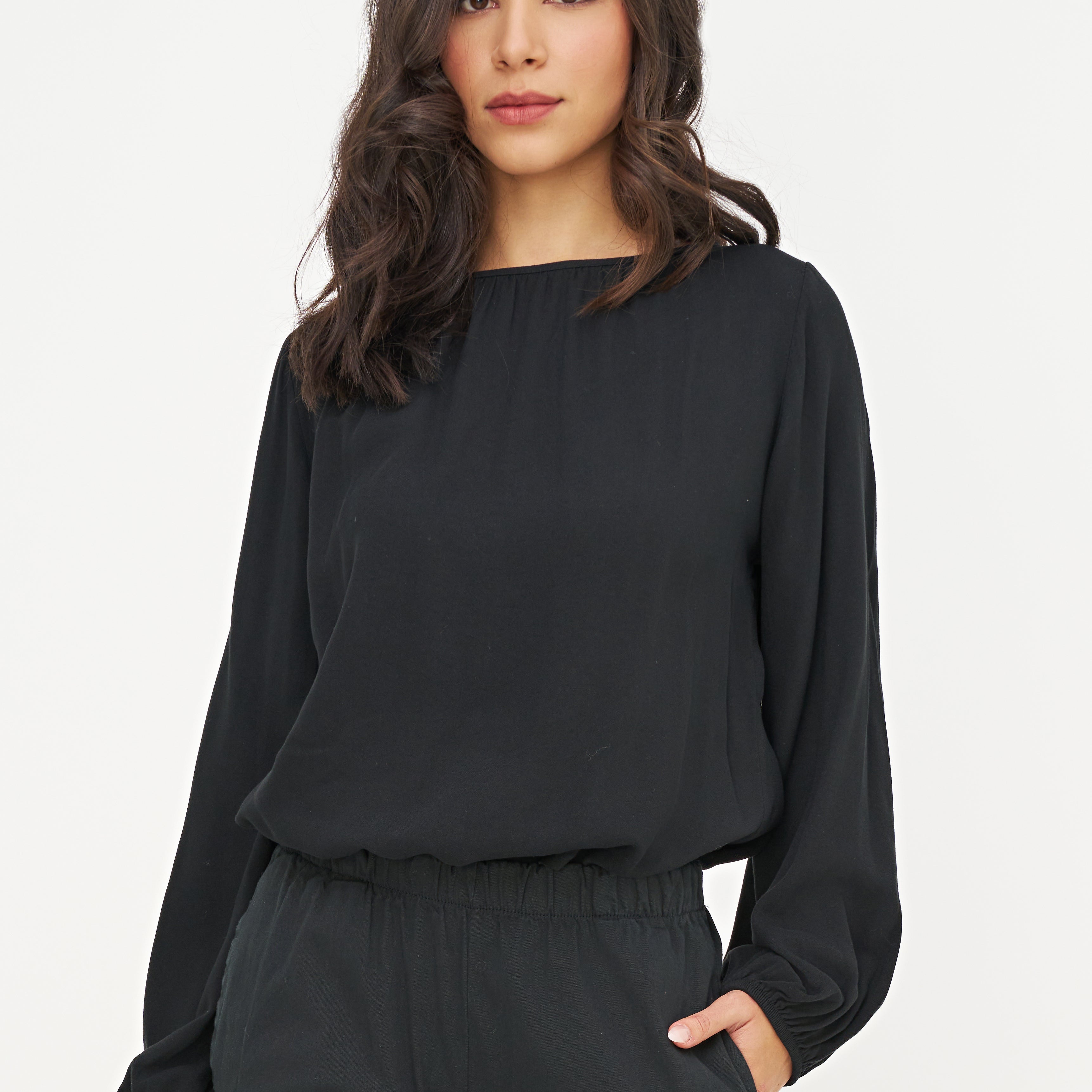 Blouse noire fluide à manches bouffantes, vue de face