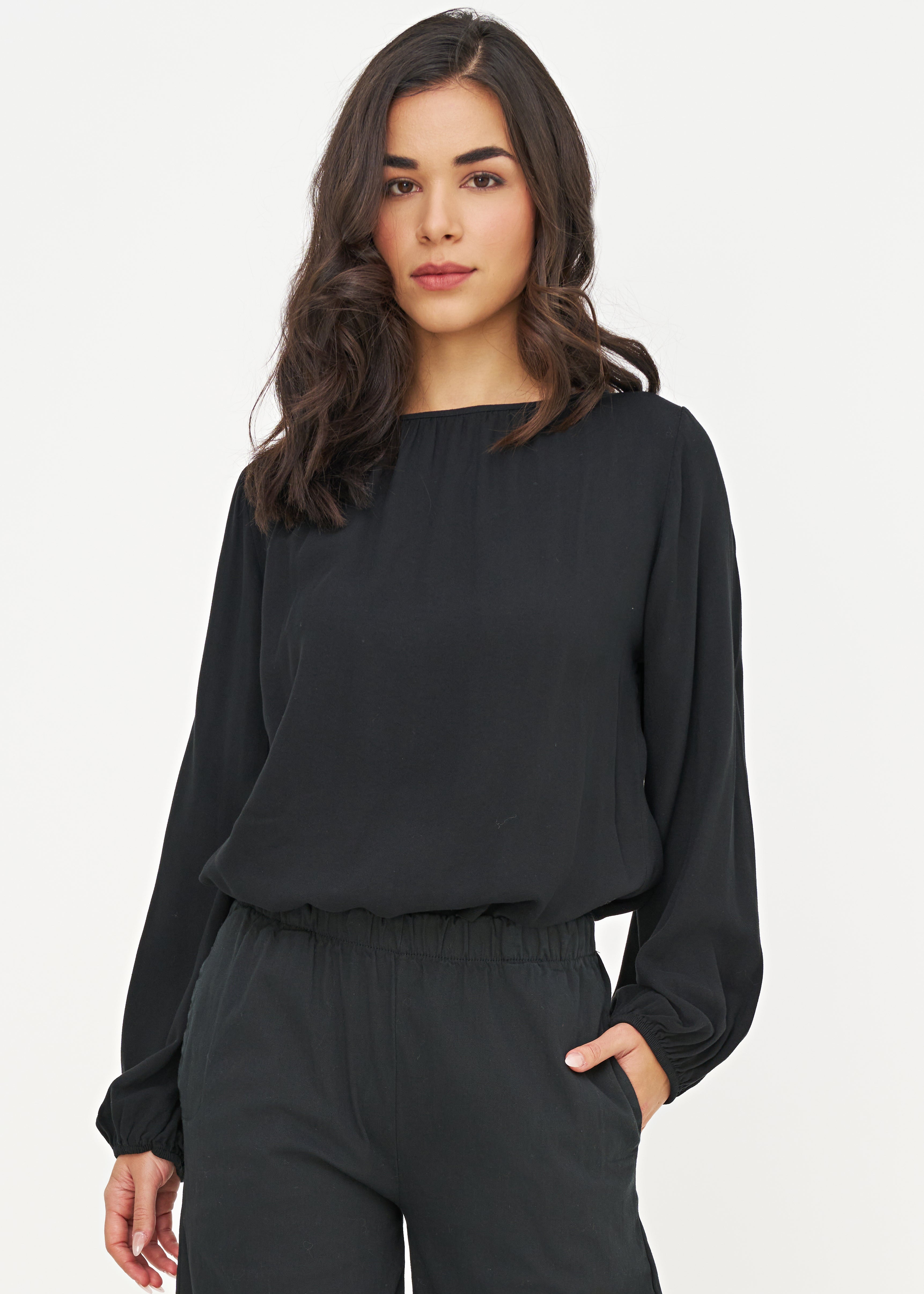 Blouse noire fluide à manches bouffantes, vue de face