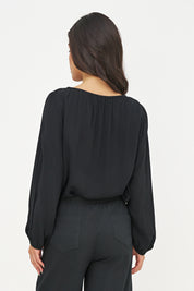 Blouse noire fluide avec bas élastiqué, vue de dos