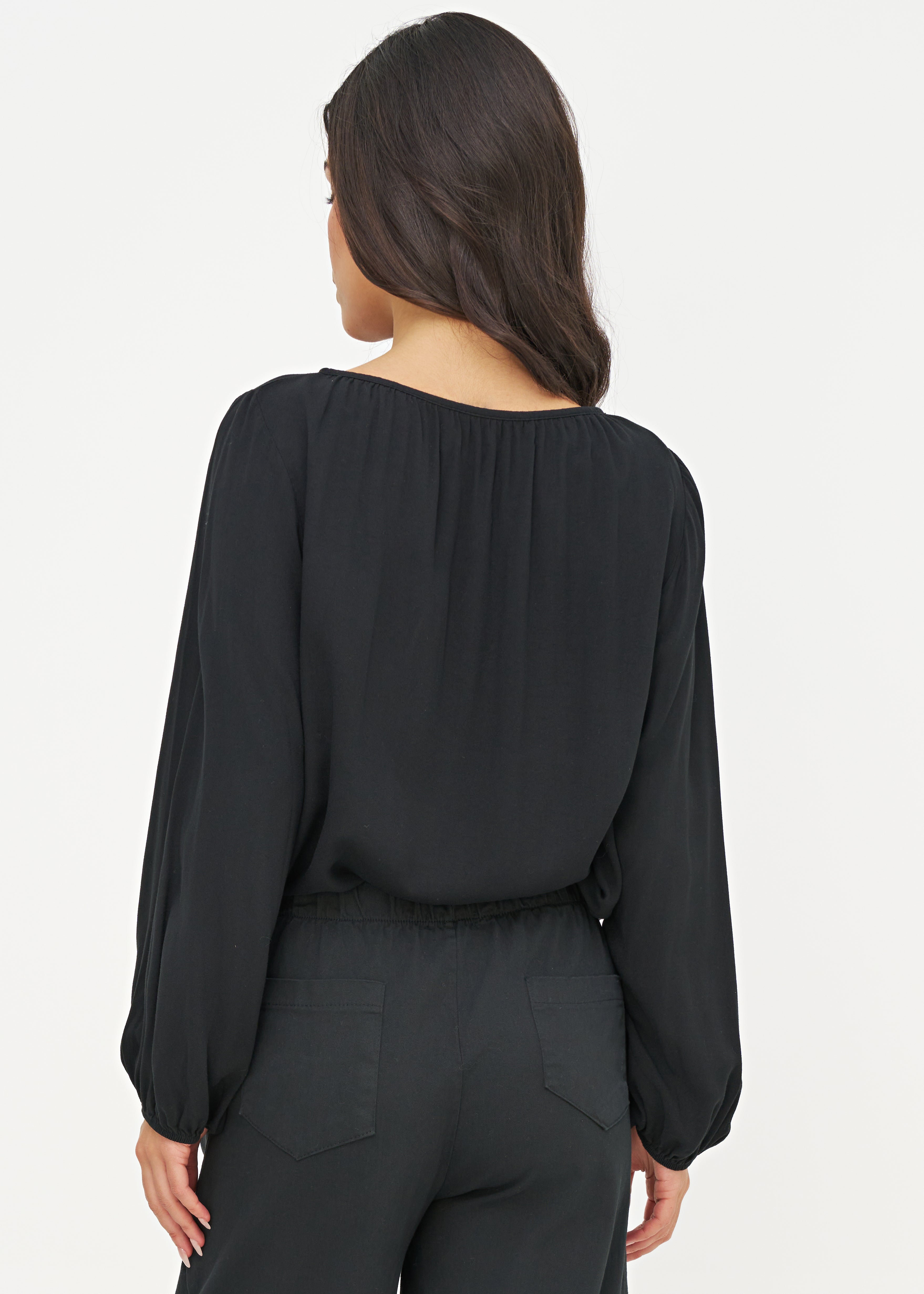 Blouse noire fluide avec bas élastiqué, vue de dos