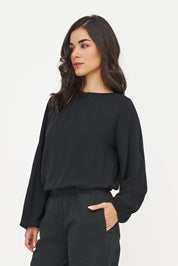 Blouse noire fluide à encolure froncée, vue de trois quarts
