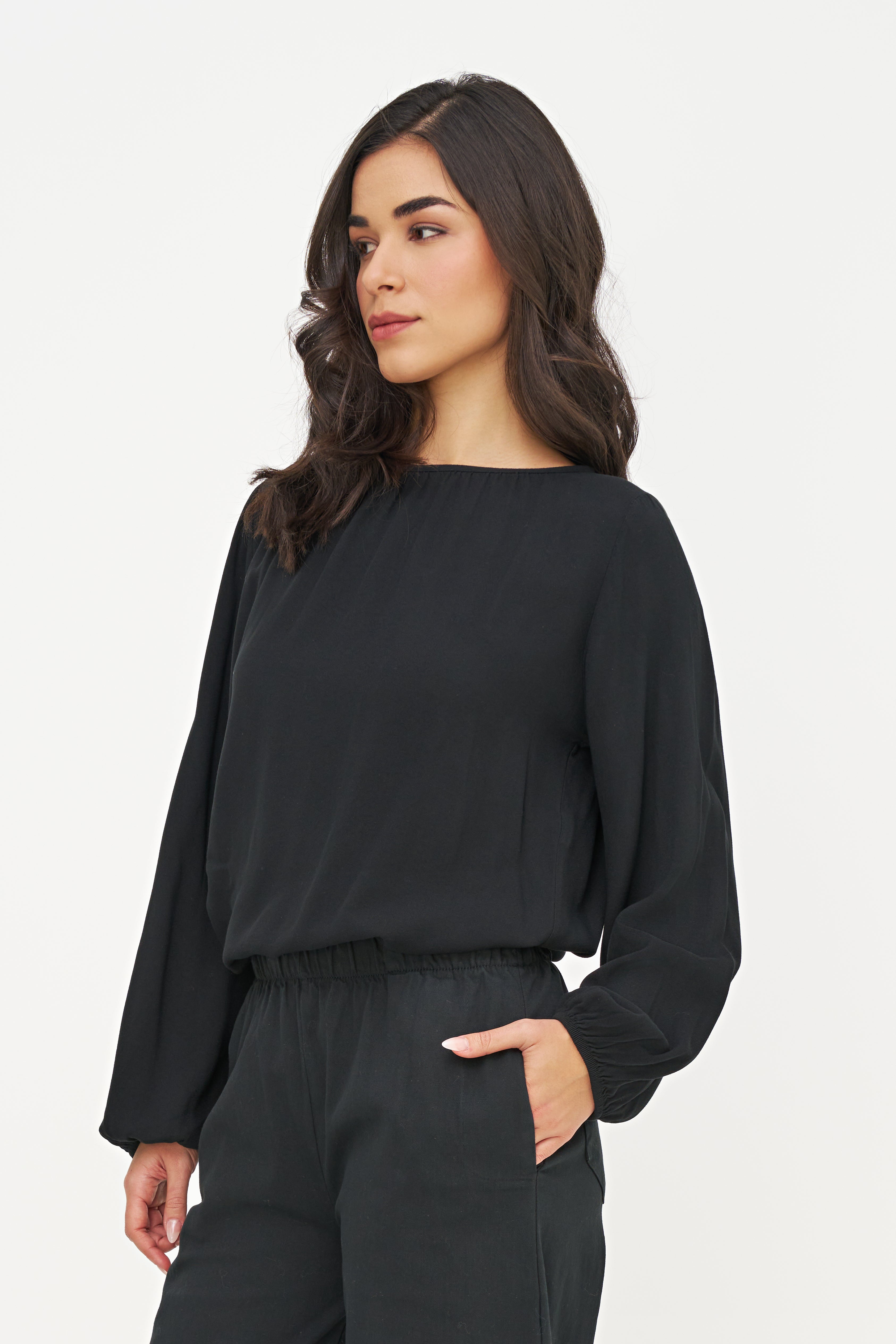 Blouse noire fluide à encolure froncée, vue de trois quarts