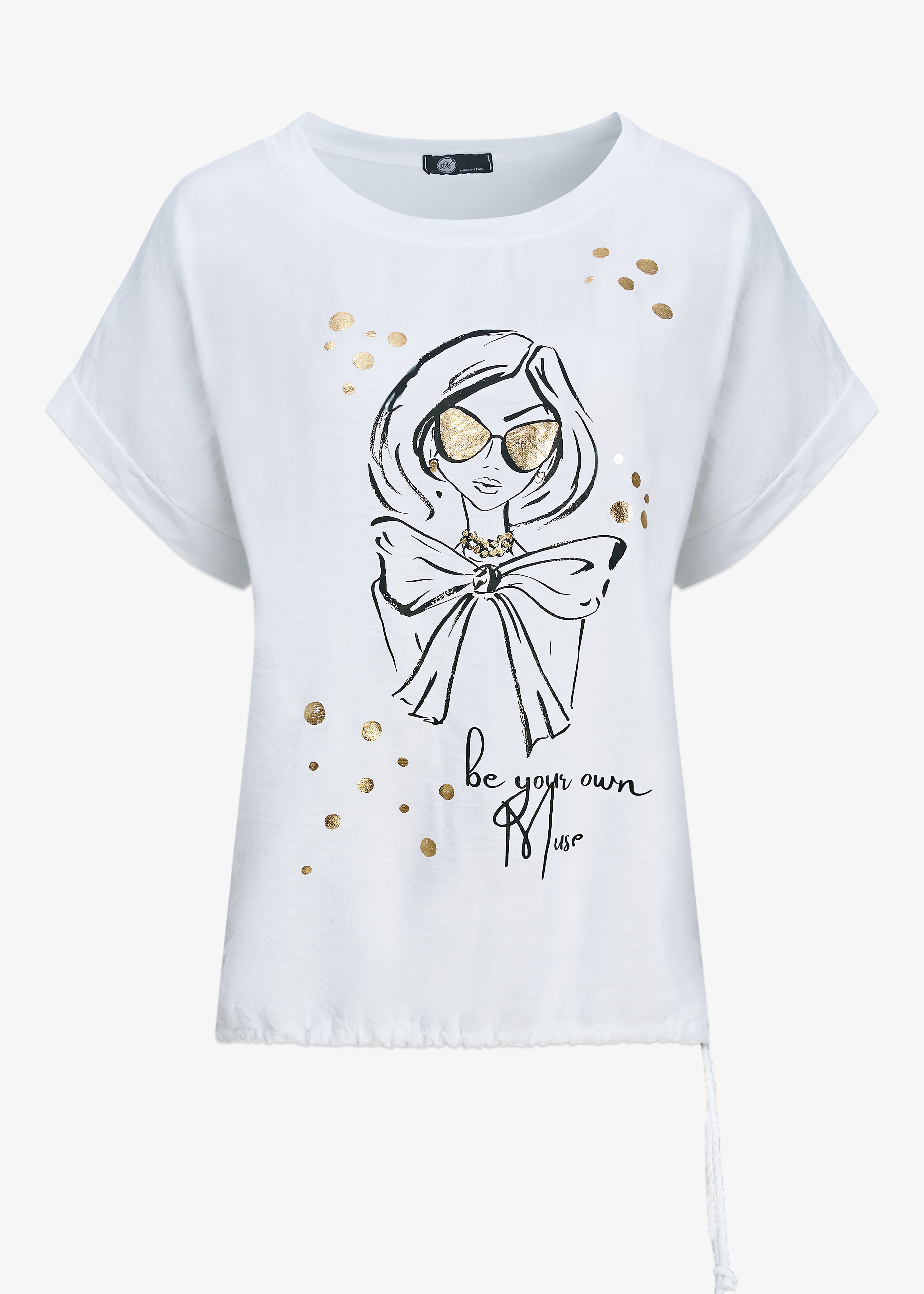 Chandail blanc avec imprimé de femme, détails dorés, inscription et cordon ajustable au bas, coupe longue.