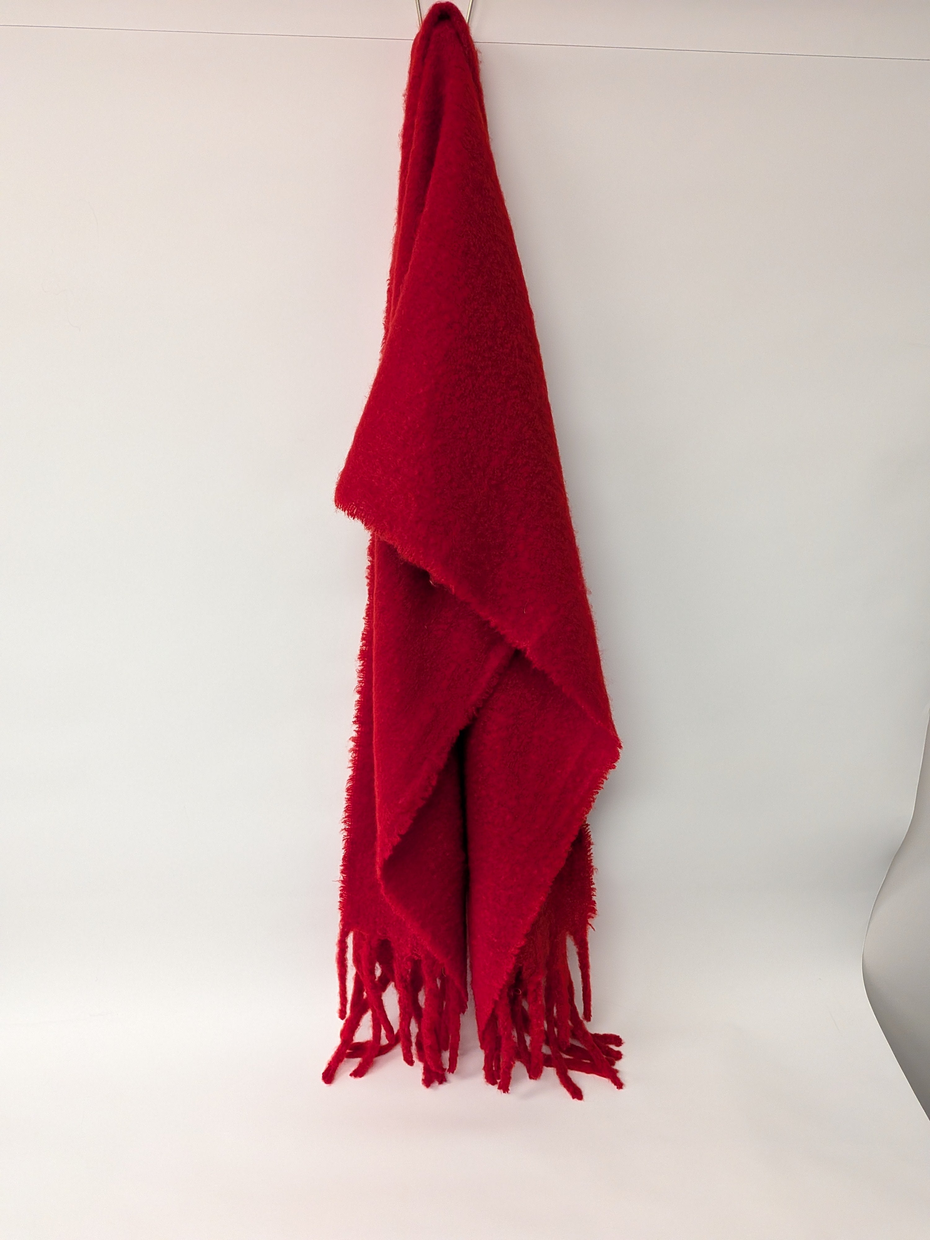 Foulard rouge uni moelleux à longues franges