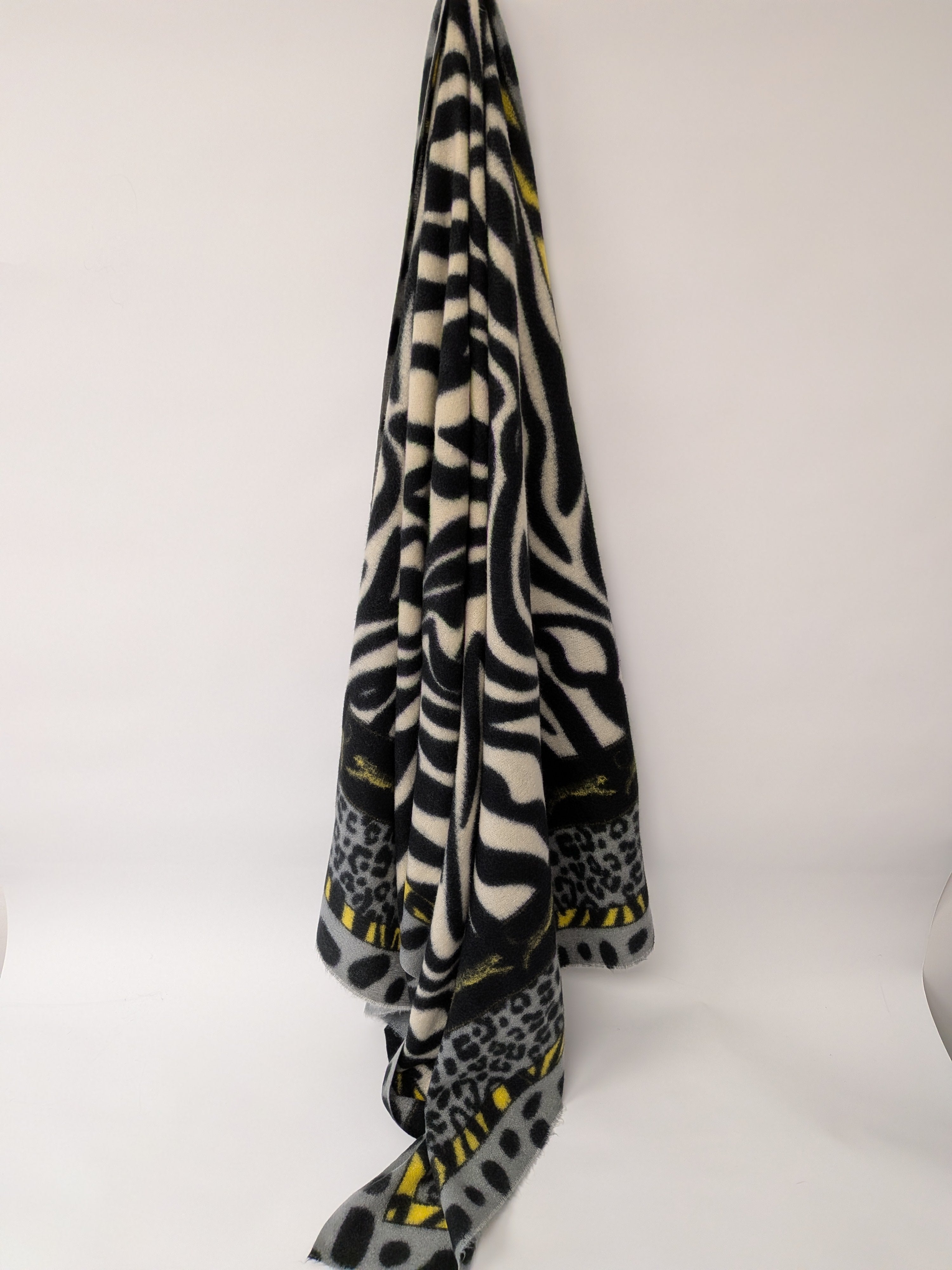 Foulard gris à motifs animaliers avec accents jaunes et bleus