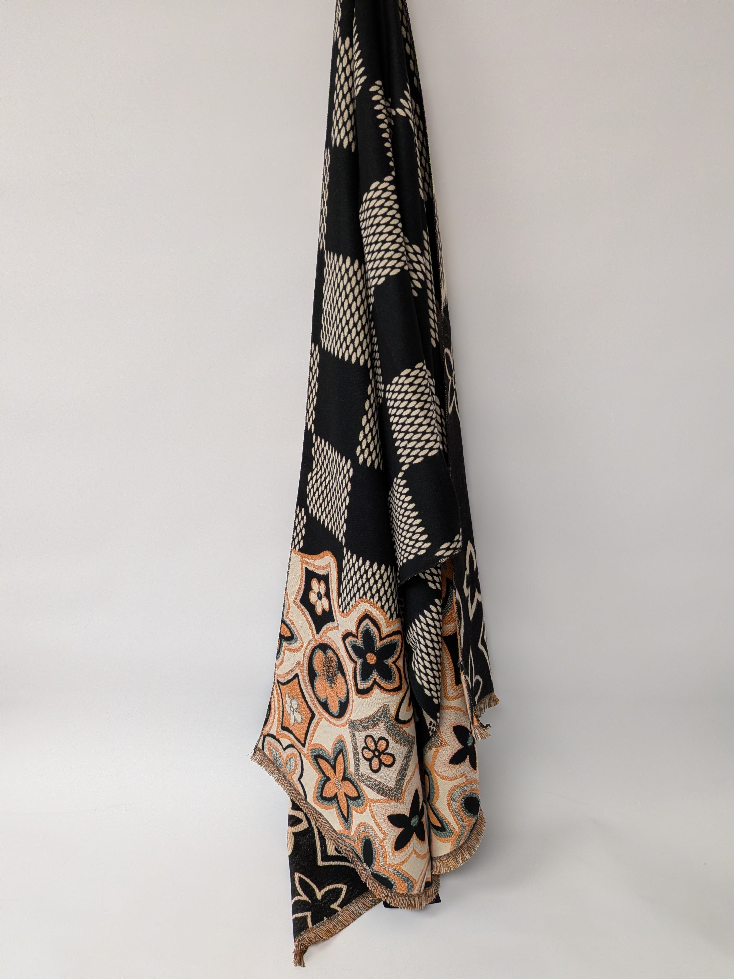Foulard noir à motifs floraux et géométriques crème et caramel