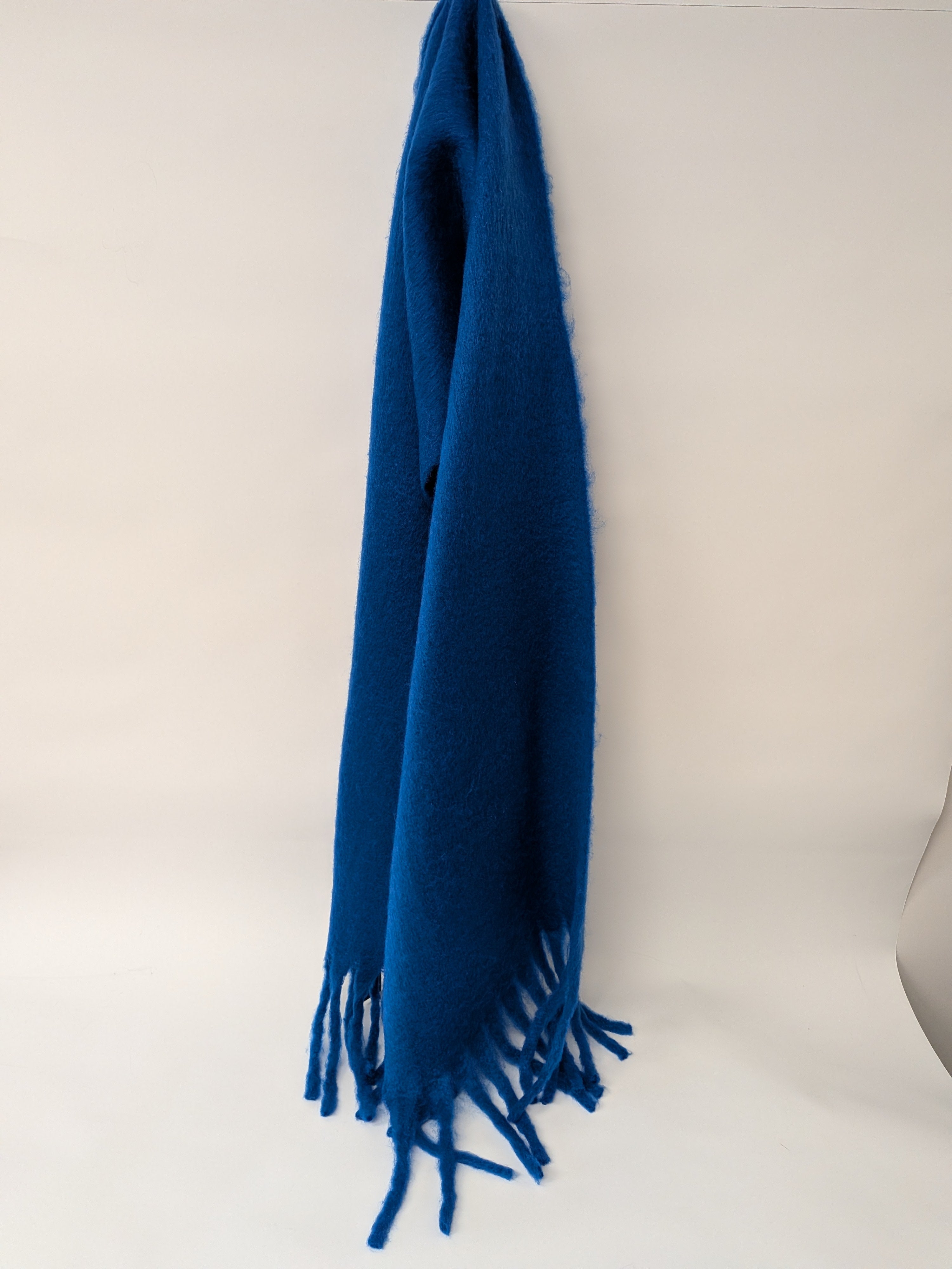 Foulard bleu cobalt uni à franges épaisses