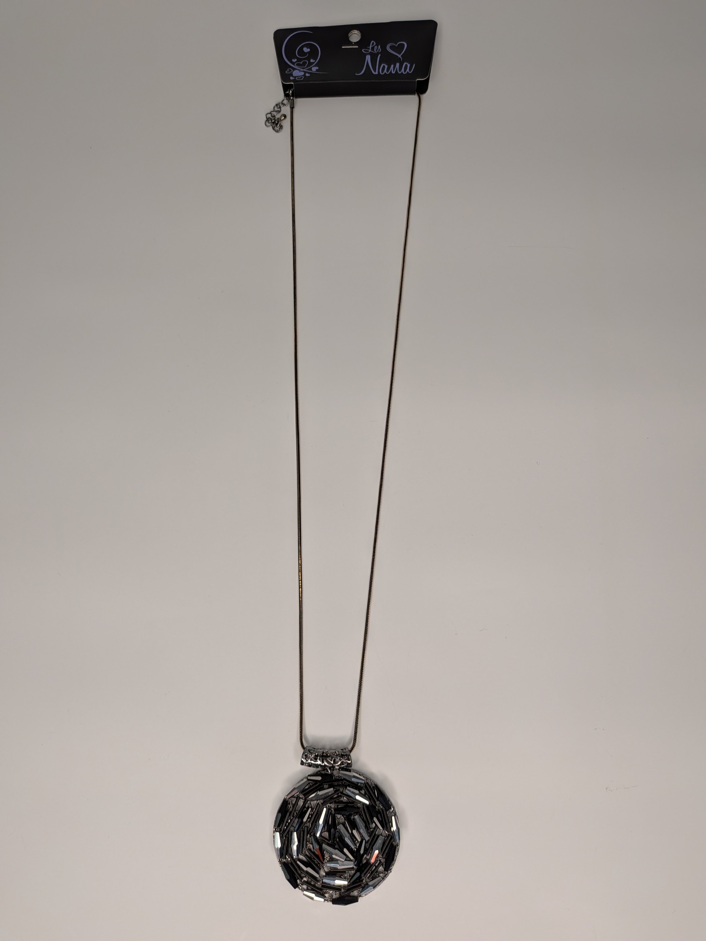 Collier long noir à pendentif rond brillant