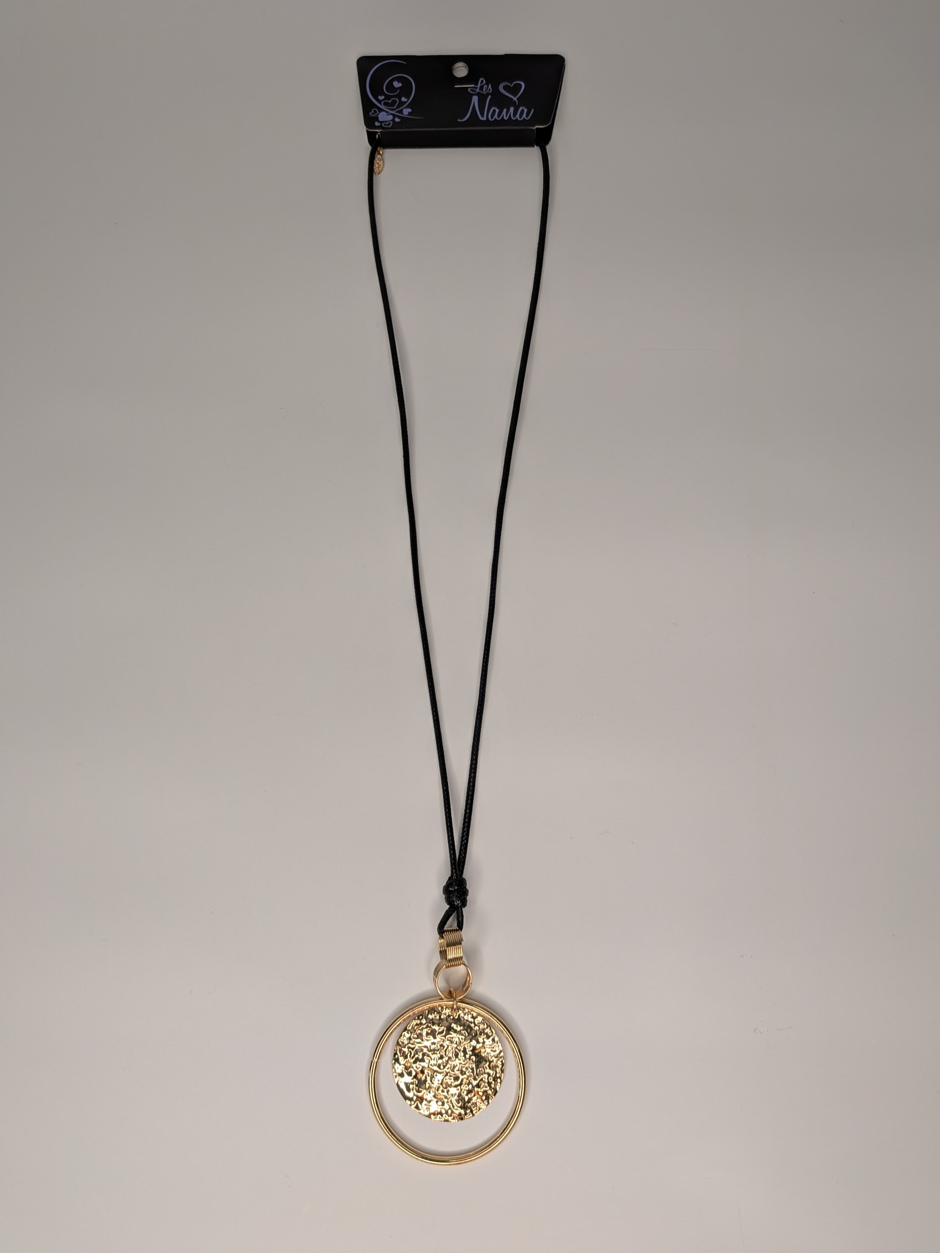 Collier long sur cordon noir à pendentif rond ajouré or