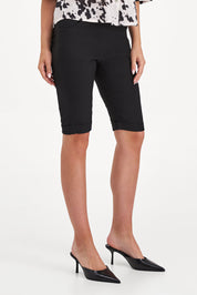 Bermuda noir à taille élastiquée sans fermeture, coupe droite et ajustée, marque M made in Italy.