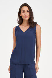 Camisole légère et fluide bleu marine en viscose avec des bretelles délicates, signée M made in Italy.