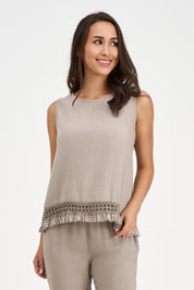 Camisole couleur truffe avec bande de dentelle au bas, style féminin et léger.