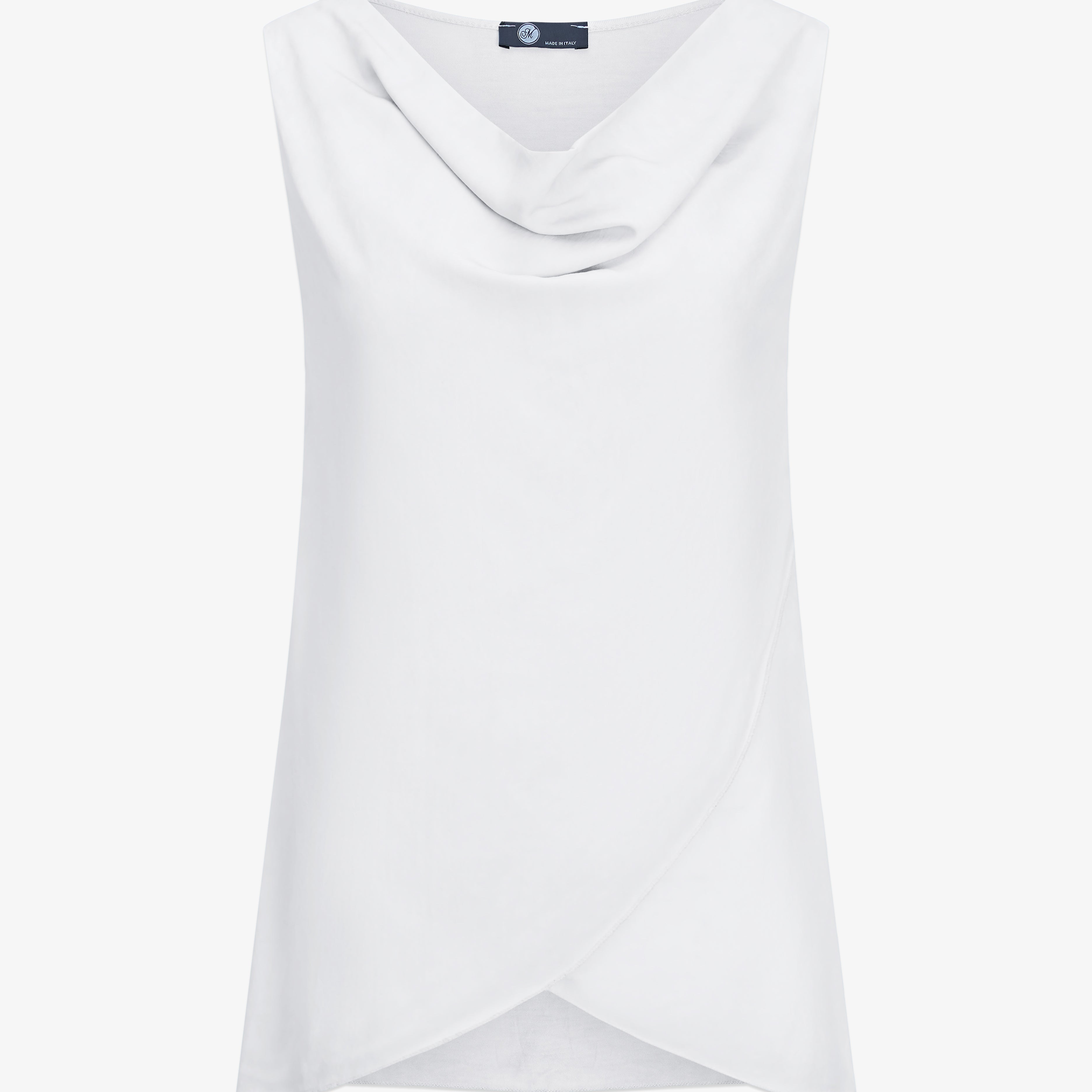 Camisole drapée blanche avec effet drapé au bas et ouverture féminine, style élégant et polyvalent.