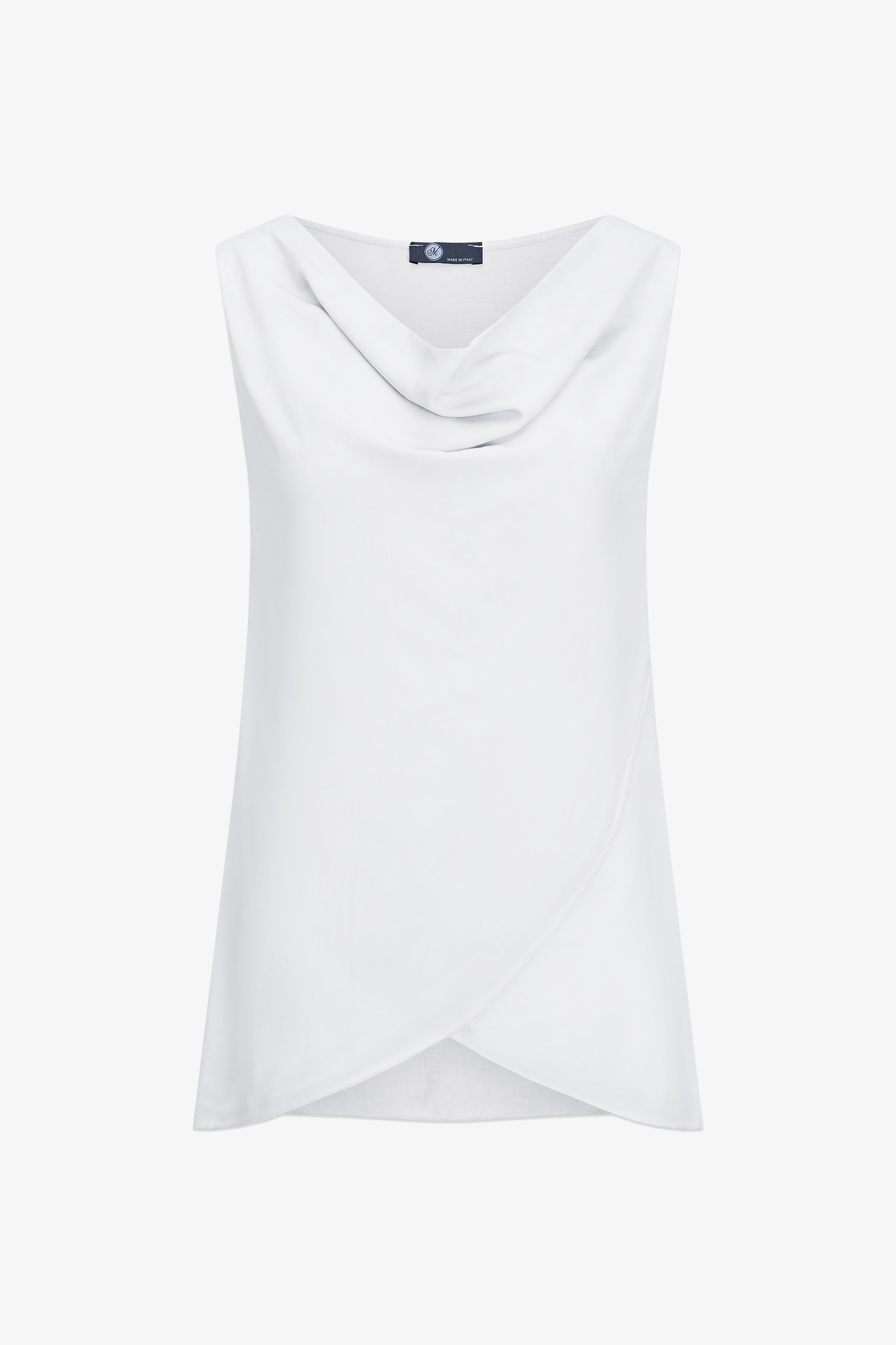 Camisole drapée blanche avec effet drapé au bas et ouverture féminine, style élégant et polyvalent.