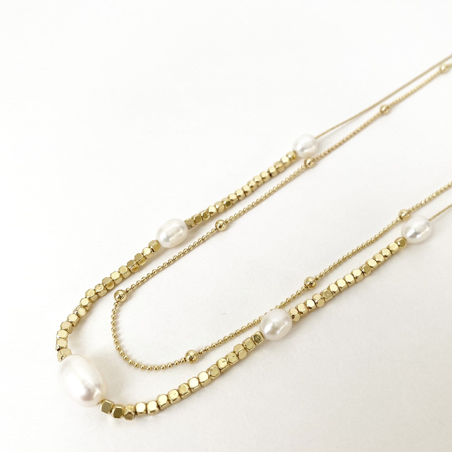 Collier délicat doré à deux rangs avec perles blanches