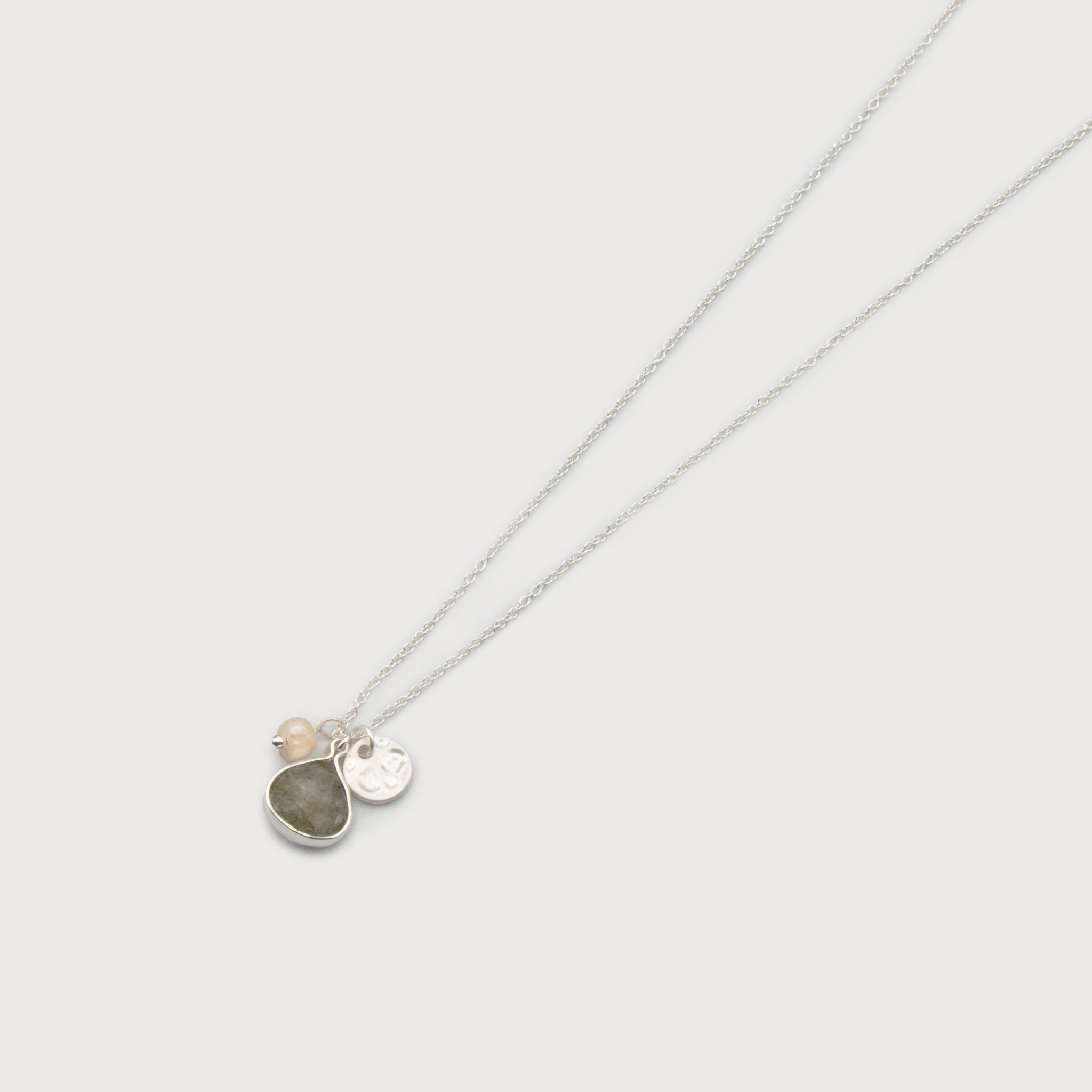 Collier fin gris et argent à deux pendentifs ronds