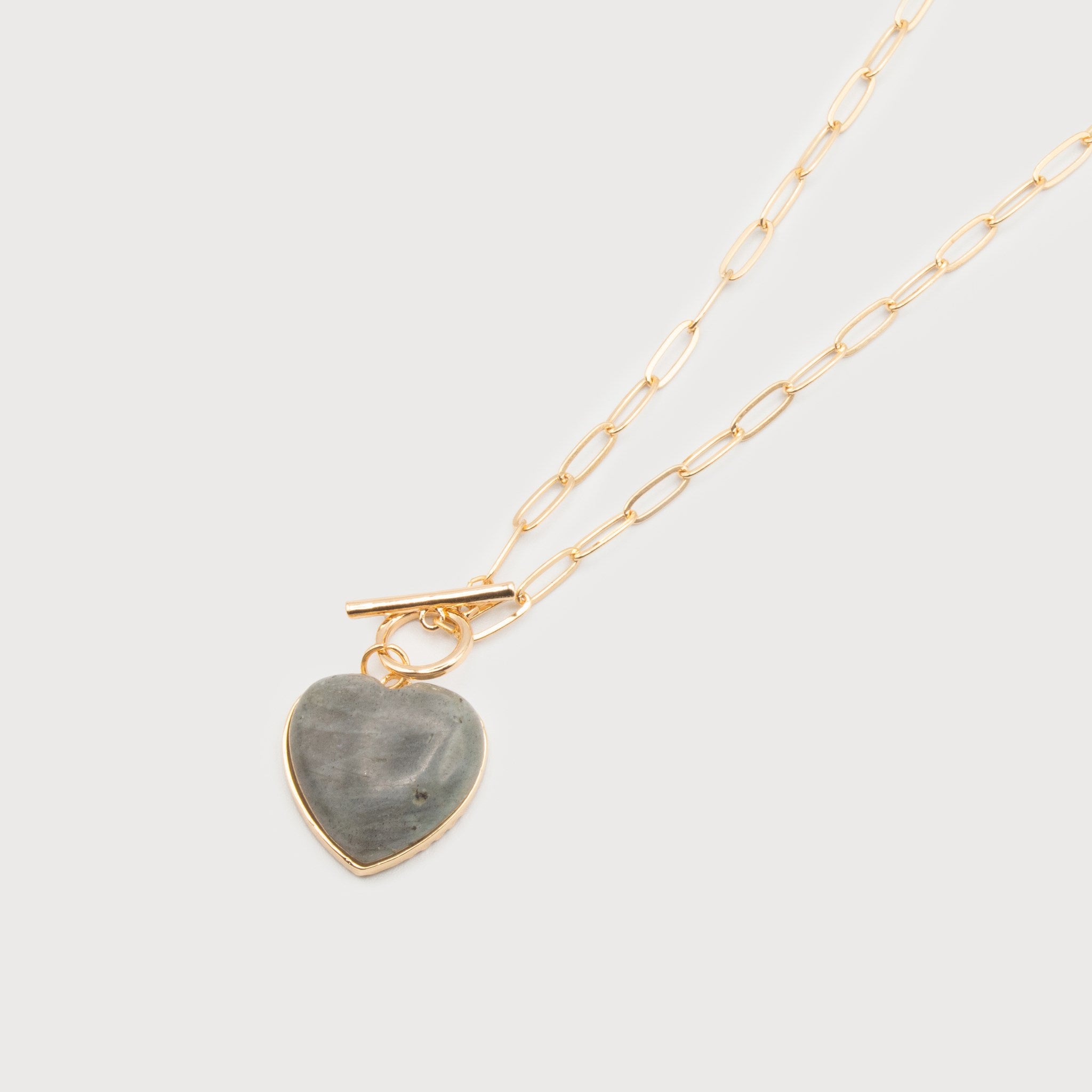 Collier gris et or avec pendentif cœur en pierre naturelle