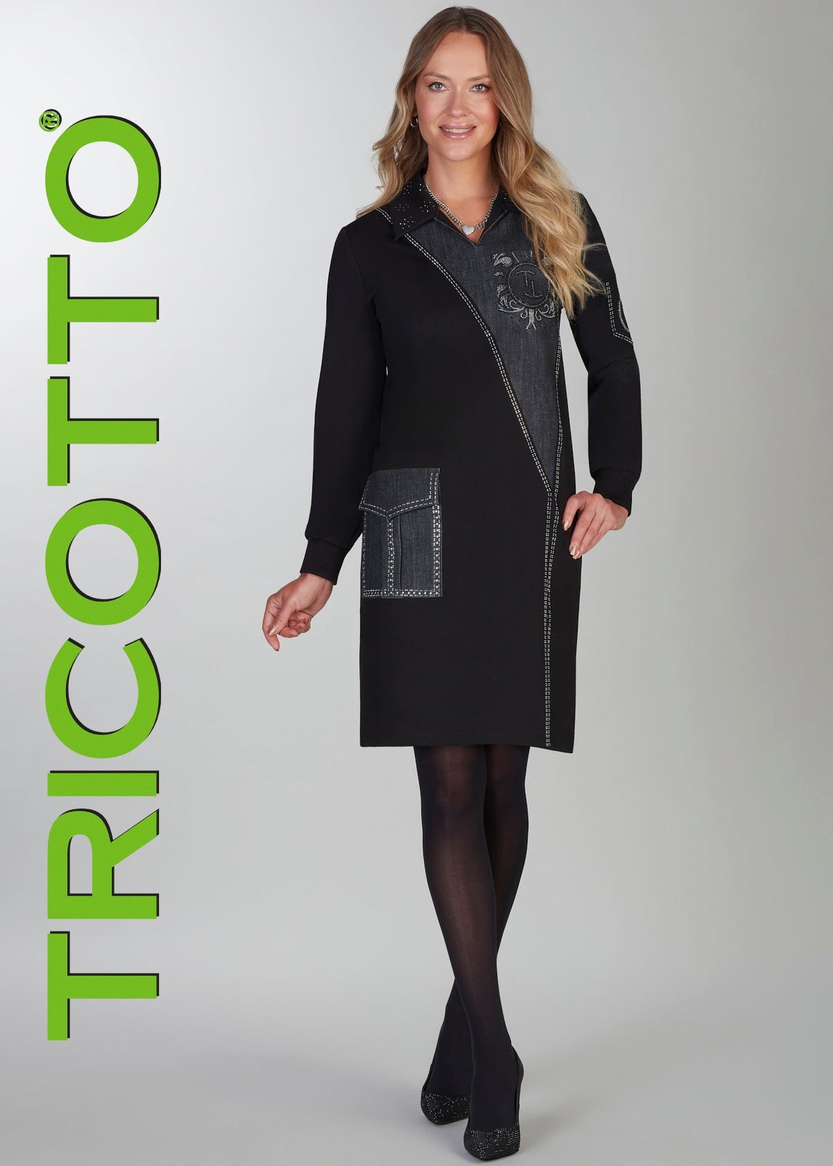 Robe courte ou mi-longue pour femme, style col polo, de couleur noire. Tissu en coton extensible. Marque Tricotto.