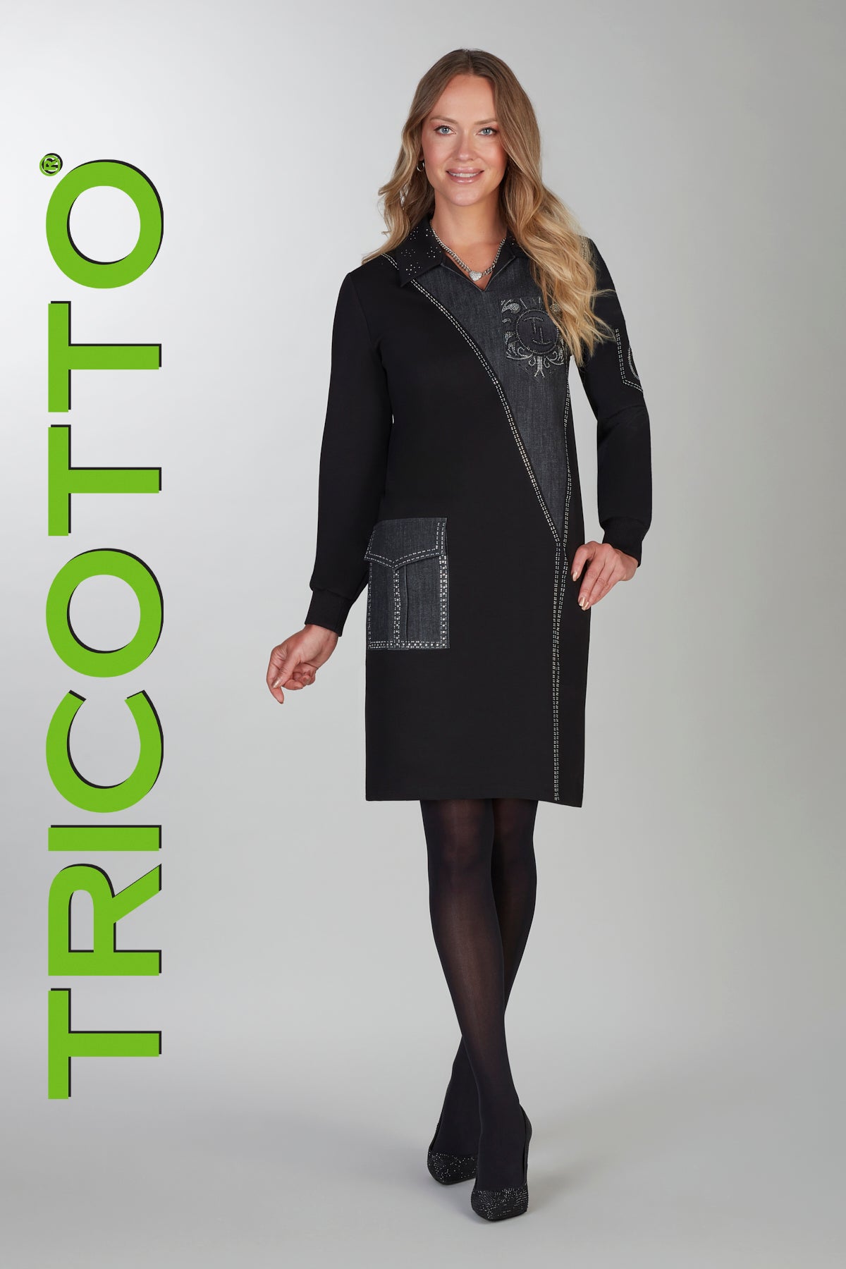 Robe courte ou mi-longue pour femme, style col polo, de couleur noire. Tissu en coton extensible. Marque Tricotto.