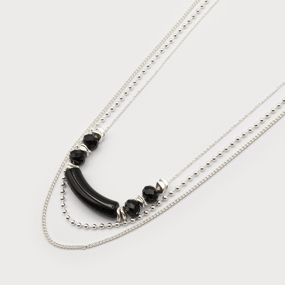 Collier trois rangs noir et argent avec tube courbé en résine