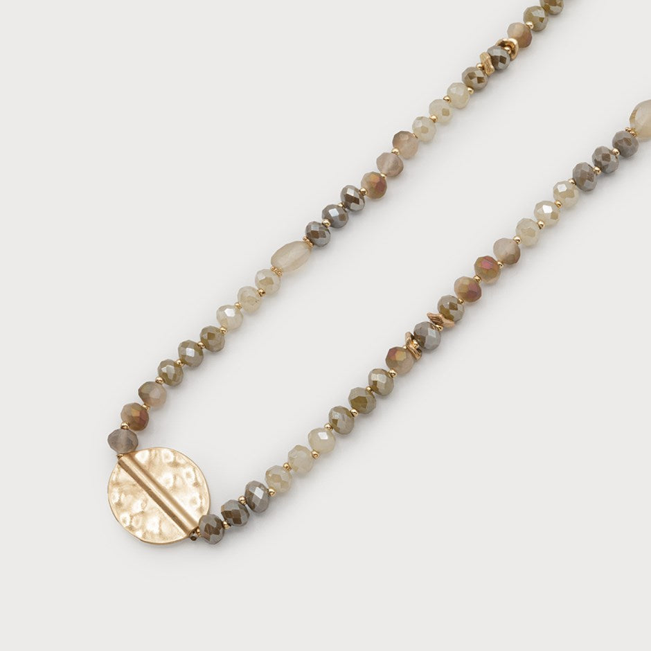 Long Collier à Billes de Verre et Métal Martelé Mixte doré Caracol, vue du produit
