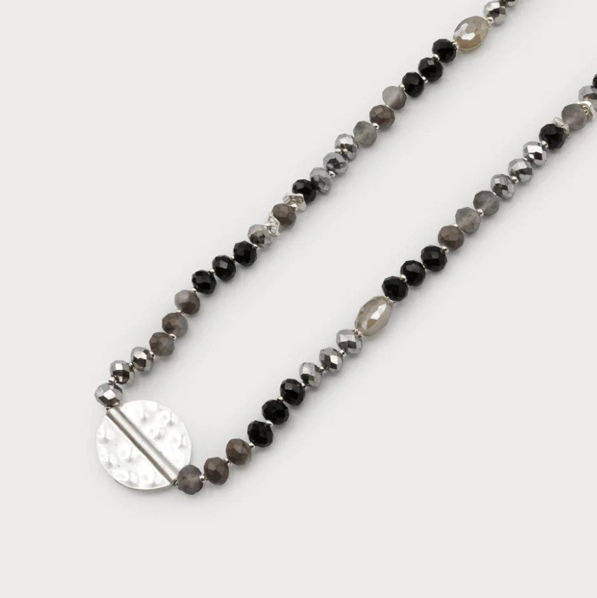 Collier Long avec Billes de Verre et Métal Martelé