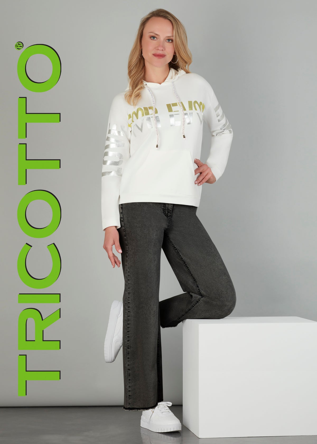 168_F-718_tricotto_automne_hiver_2024_chandail_capuchon_blanc_or_et_argent_creme_love.jpg