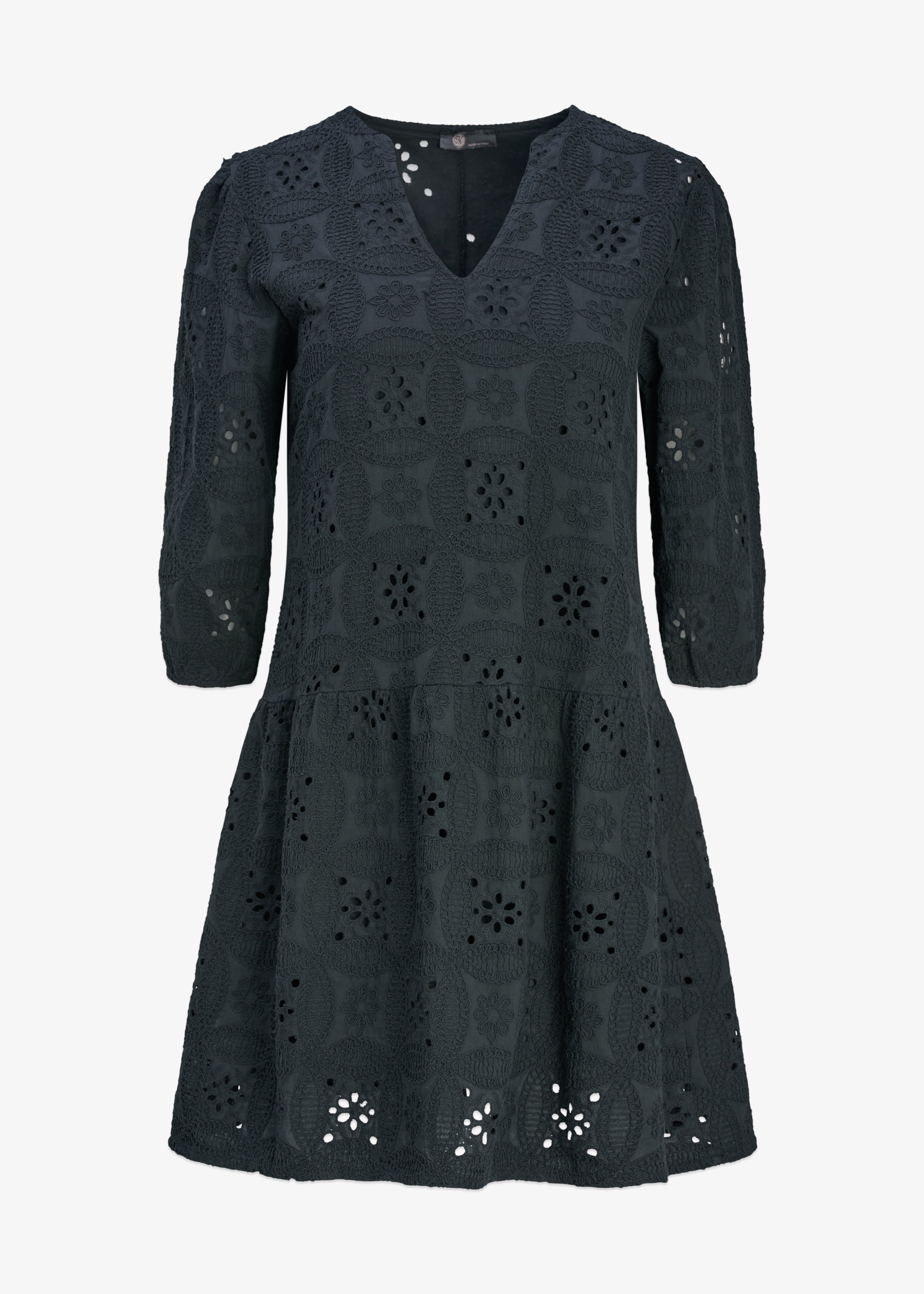 Robe noire en broderie anglaise avec col en V et manches trois-quarts, fabriquée en Italie, style élégant et féminin.