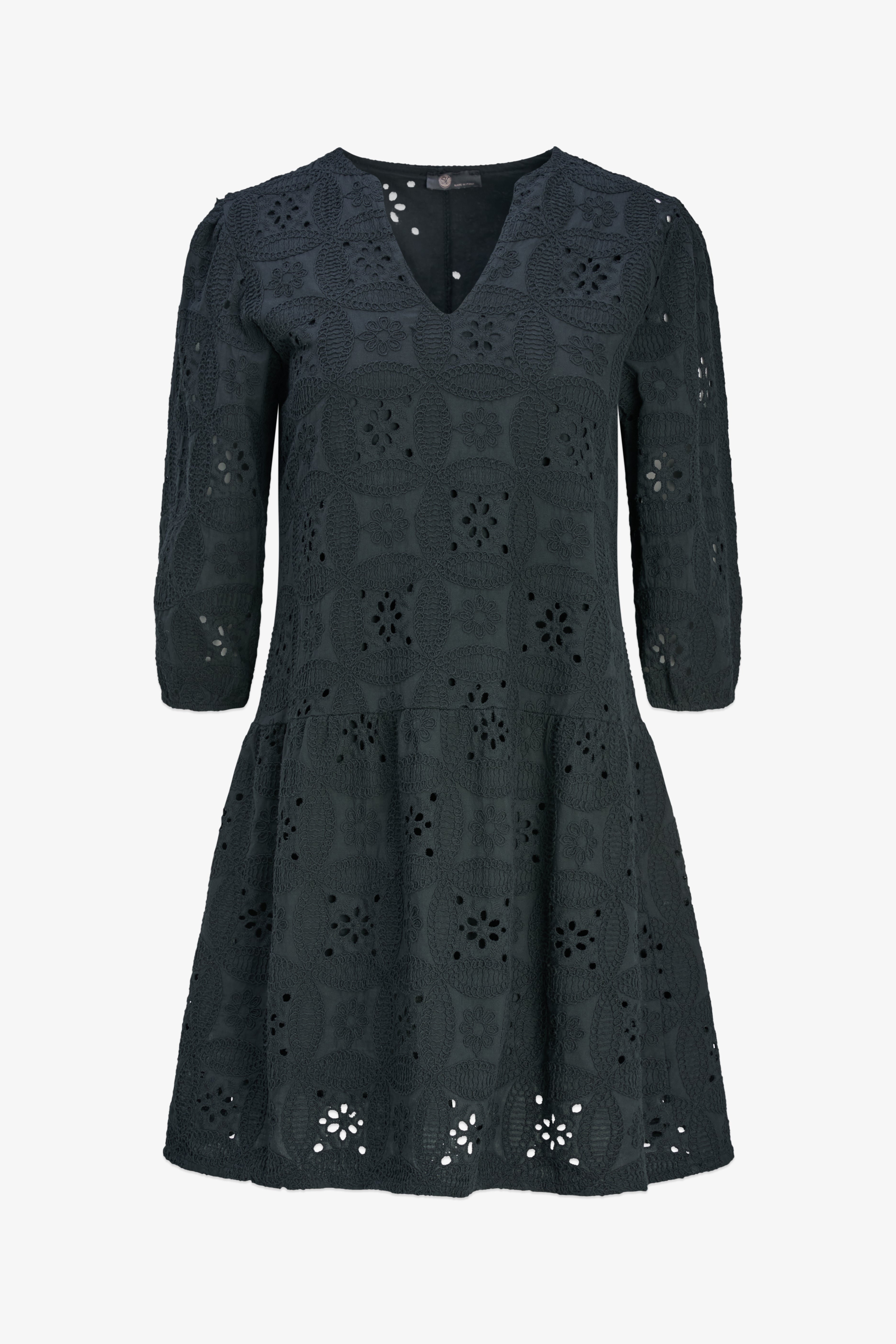 Robe noire en broderie anglaise avec col en V et manches trois-quarts, fabriquée en Italie, style élégant et féminin.