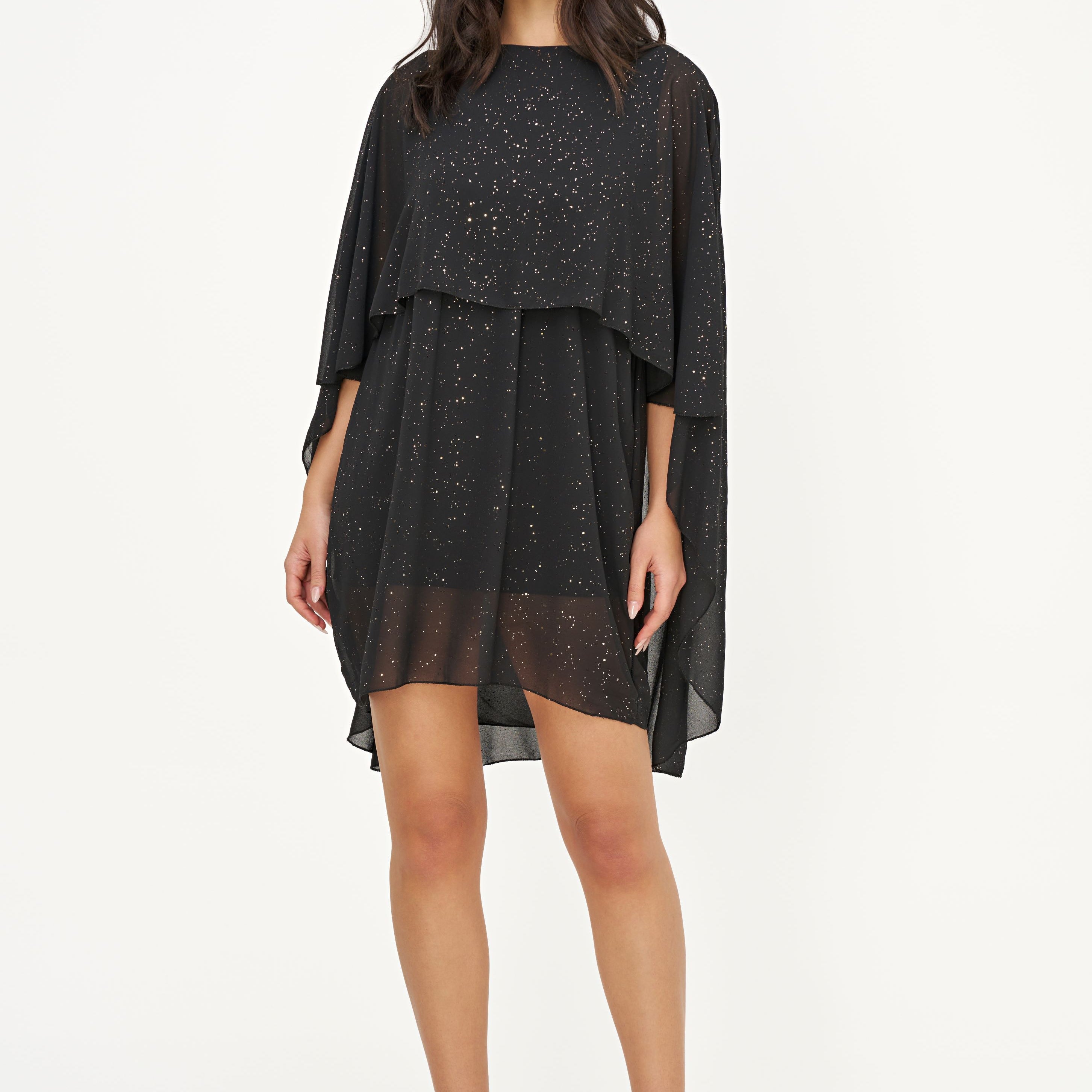 Robe noire fluide avec poncho et reflets dorés, vue de face