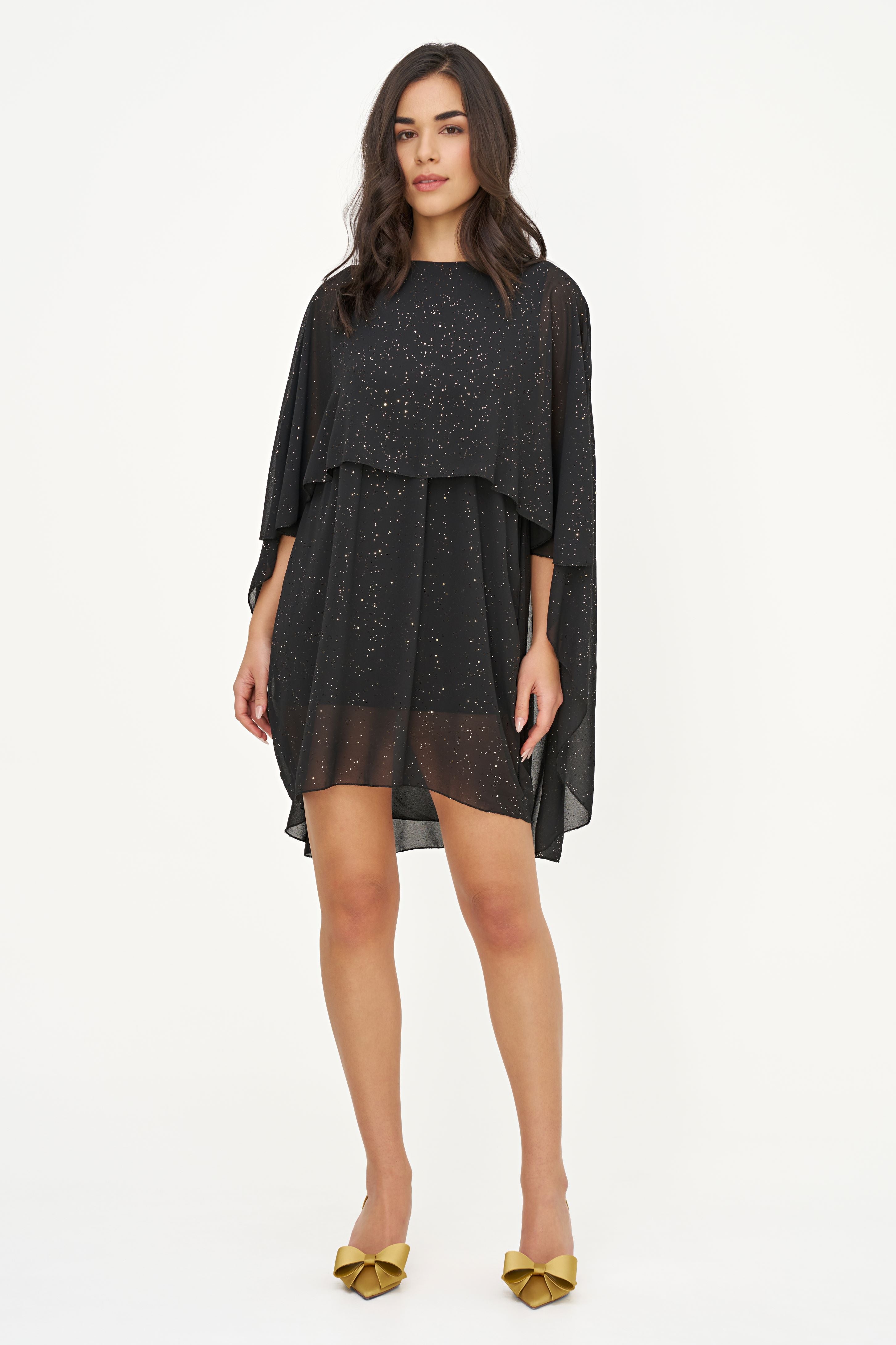 Robe noire fluide avec poncho et reflets dorés, vue de face