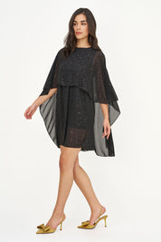 Robe noire avec poncho asymétrique et reflets dorés, vue de côté