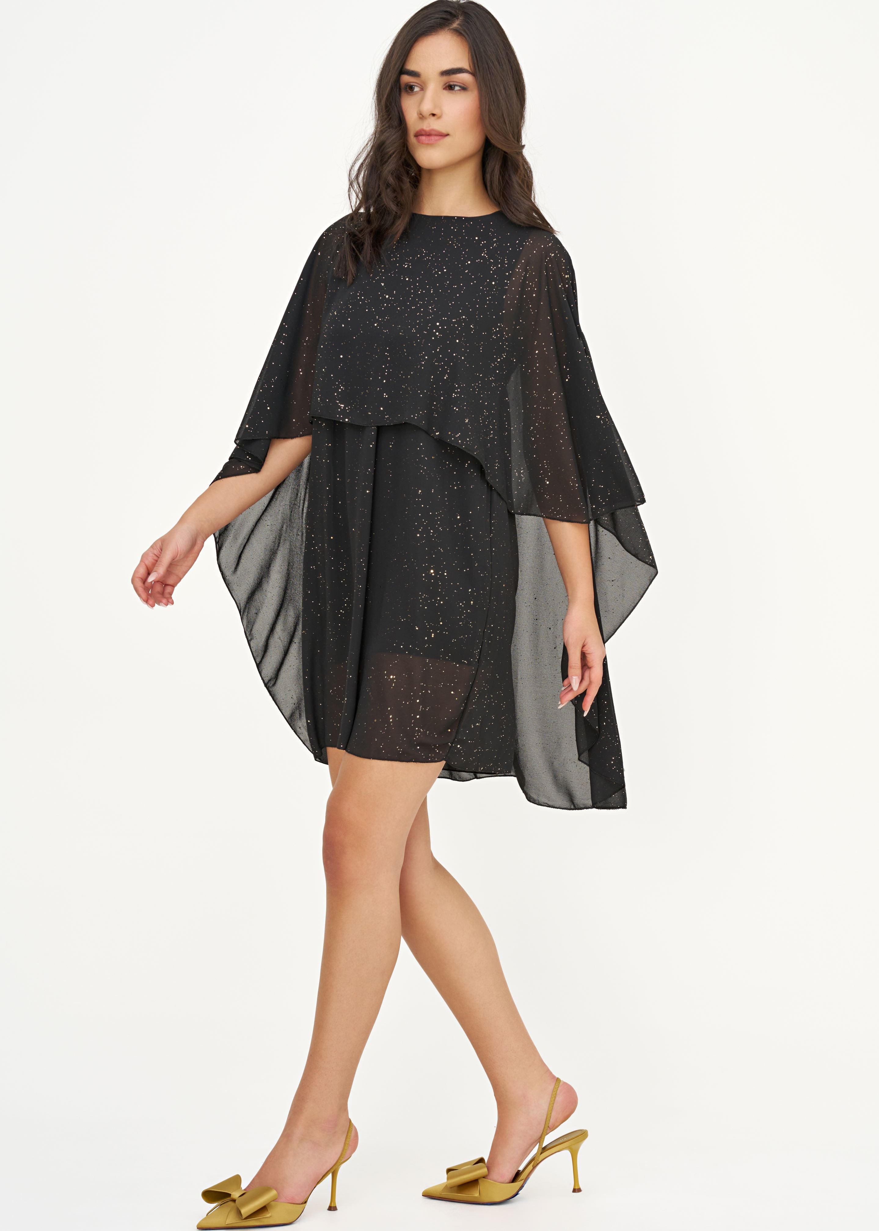 Robe noire avec poncho asymétrique et reflets dorés, vue de côté