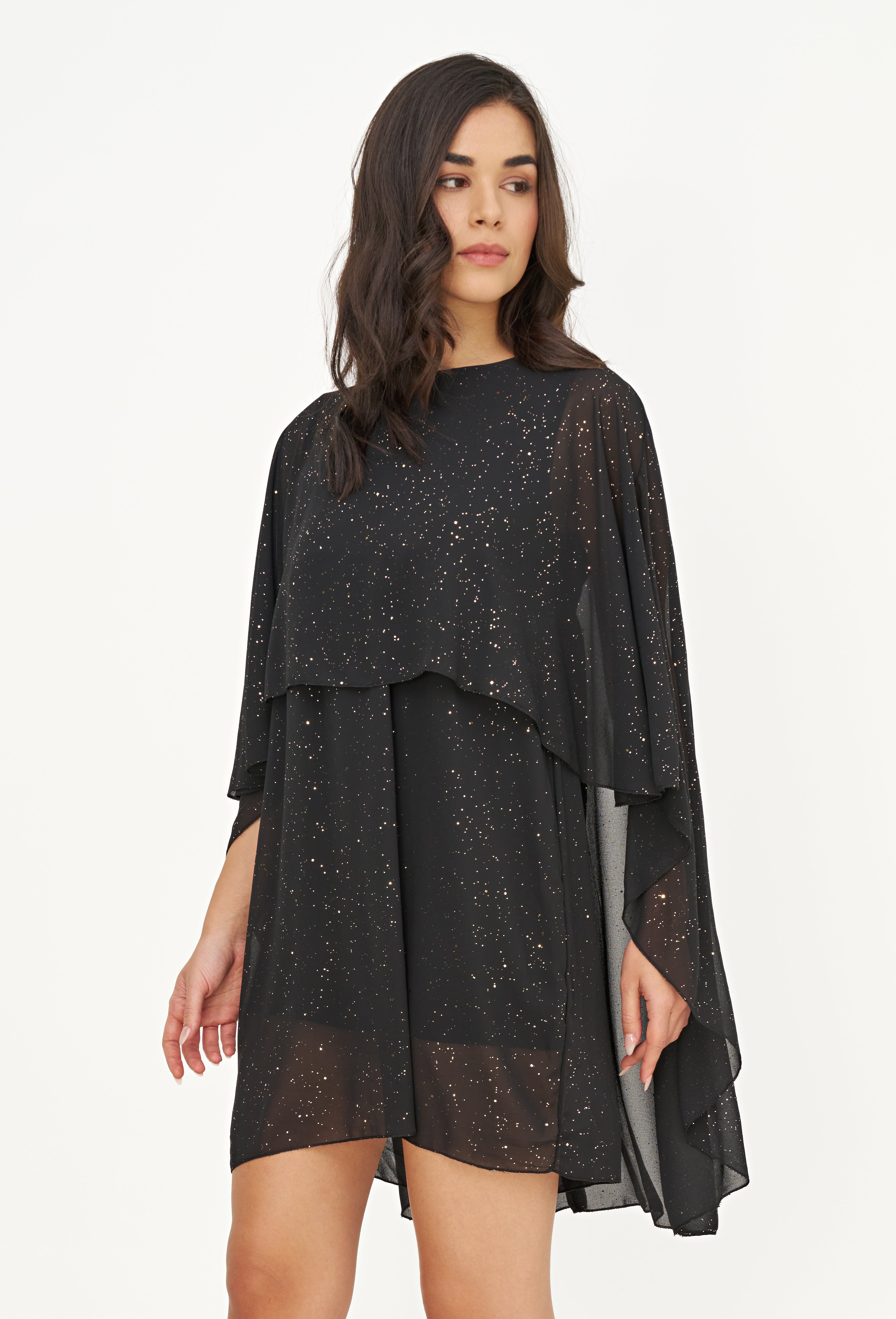 Détail de la robe noire avec poncho fluide à reflets dorés