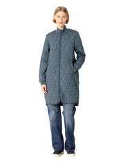 Manteau matelassé long ILSE JACOBSEN HORNBÆK de couleur unie, avec col montant côtelé, poches latérales et fermeture éclair bidirectionnelle.