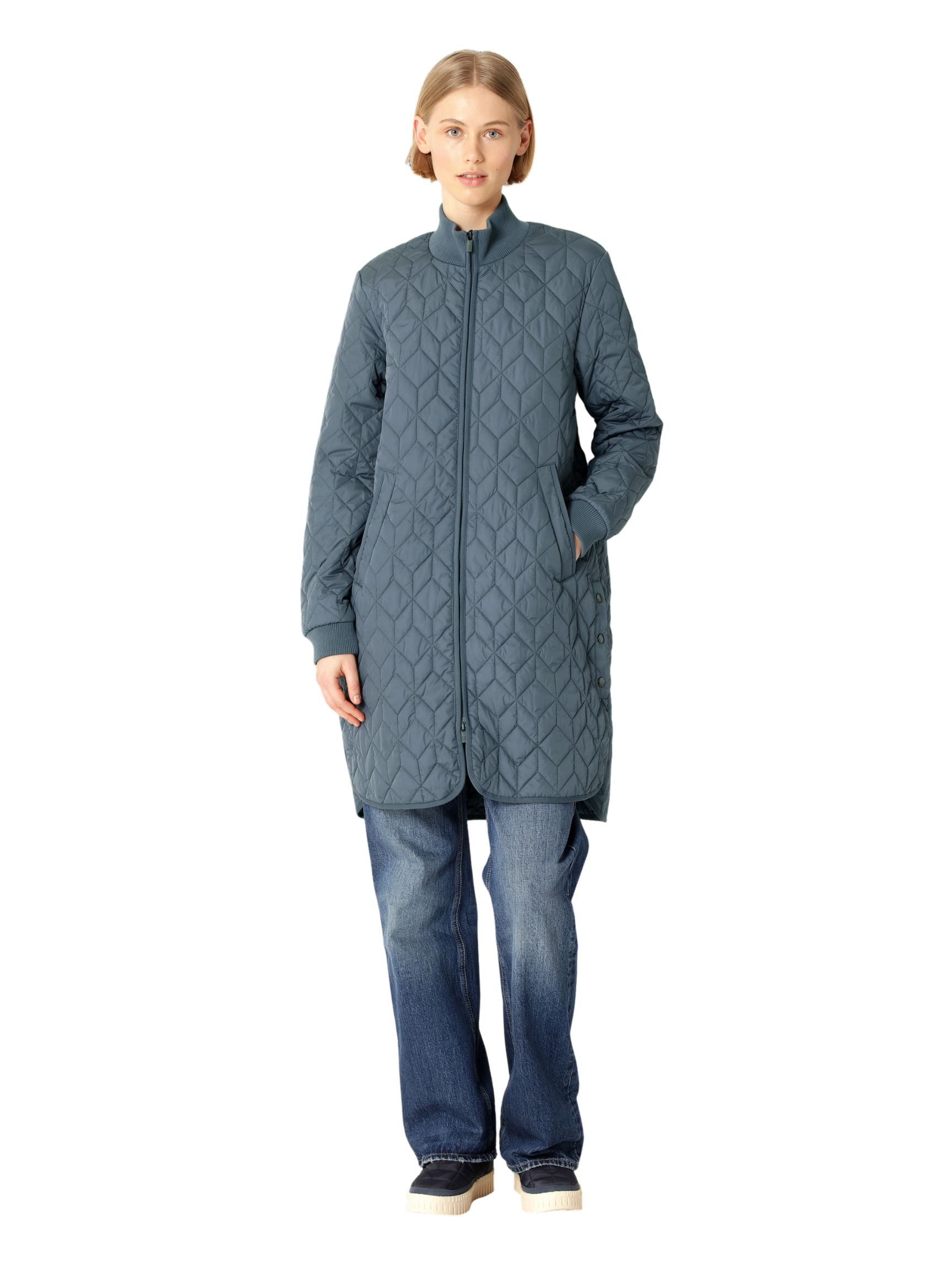 Manteau matelassé long ILSE JACOBSEN HORNBÆK de couleur unie, avec col montant côtelé, poches latérales et fermeture éclair bidirectionnelle.