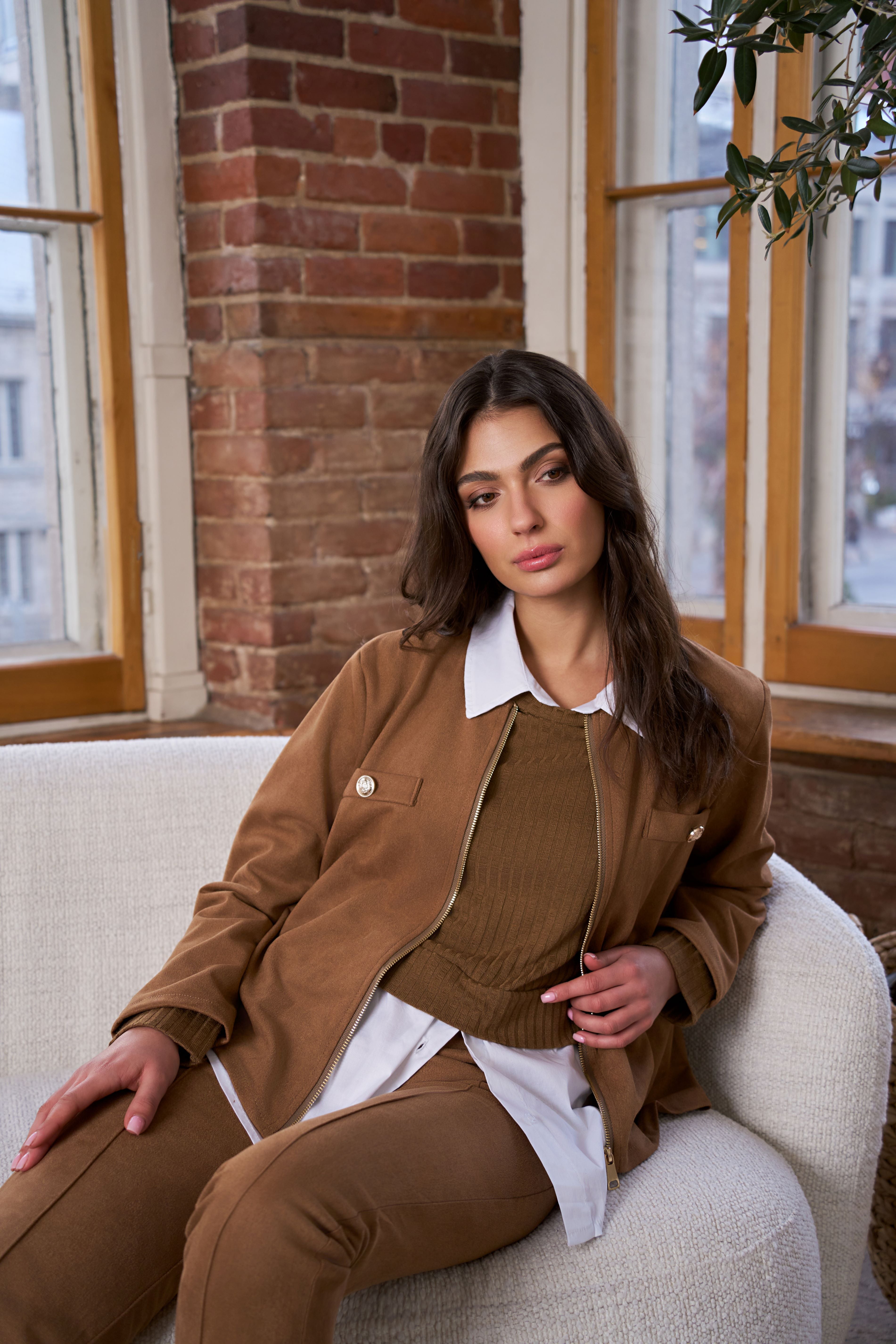 20-12318X_BISCOTTI-COMBO-chandail-cotele-par-dessus-chemise-blanche-biscotti-brun-camel-m-italy-3_65cde11c-3d7e-4d5c-8049-225d4100500d.jpg