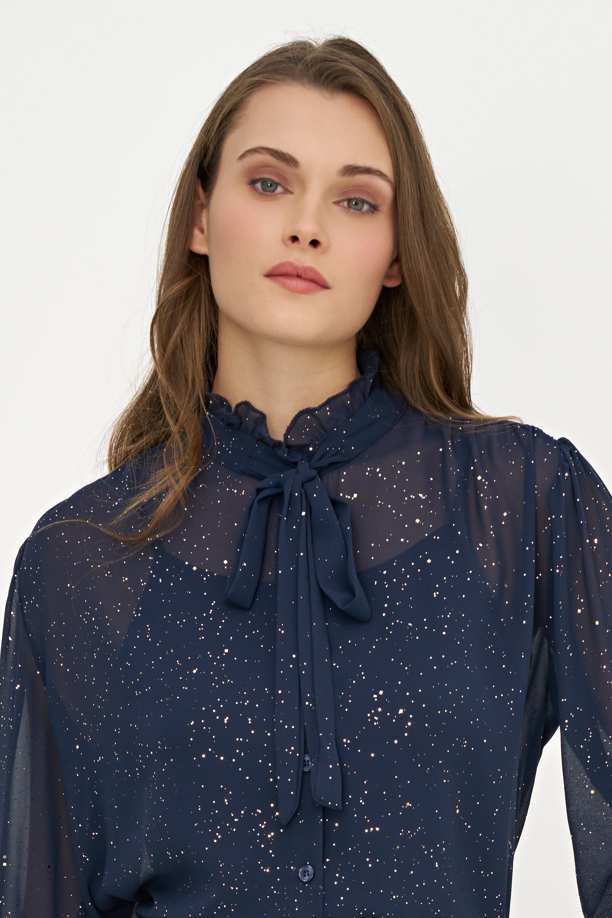 Détail du col volanté et de la boucle de la blouse marine