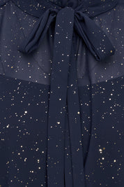 Détail des reflets dorés et de la boucle de la blouse marine