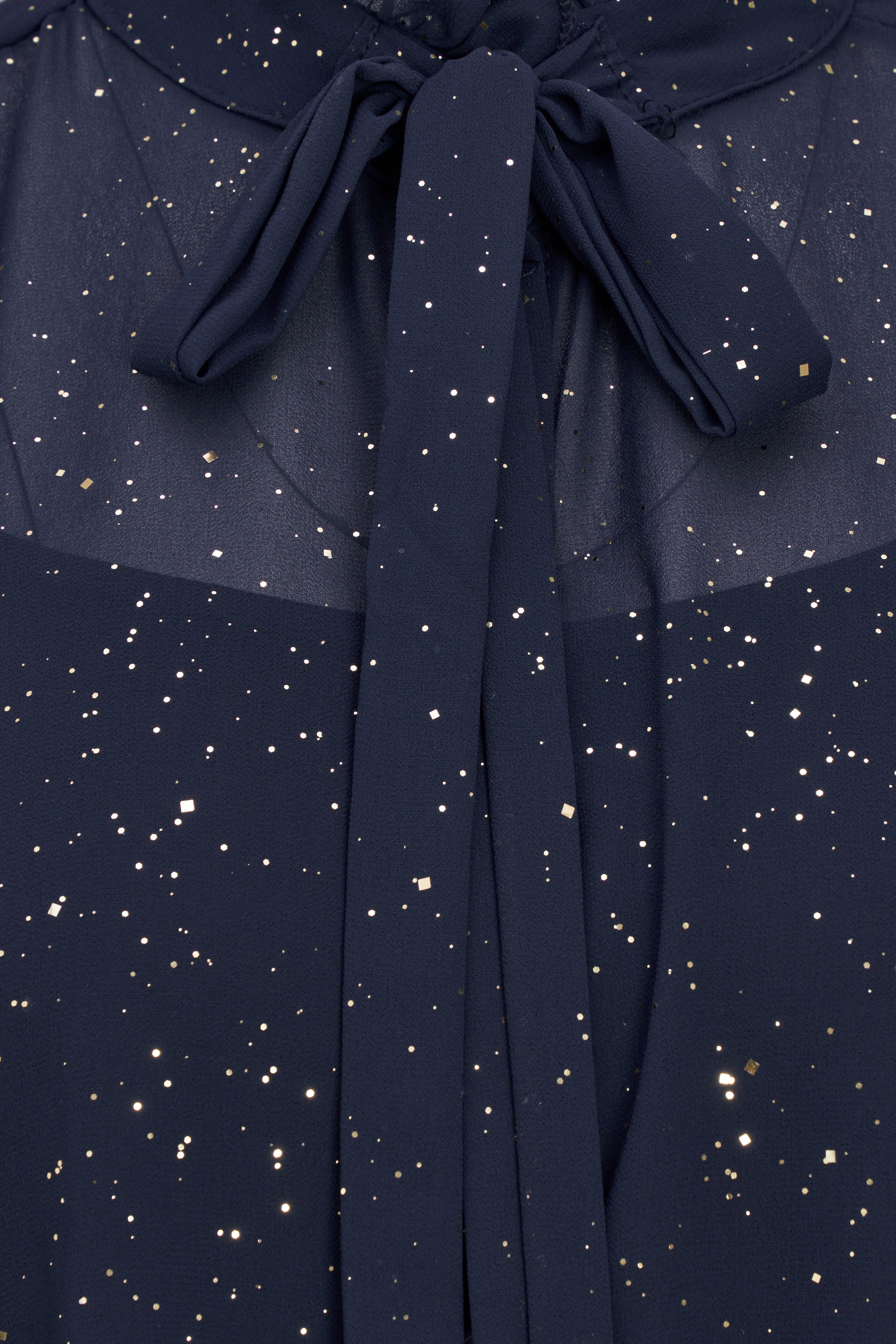 Détail des reflets dorés et de la boucle de la blouse marine