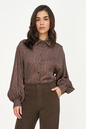Blouse brune à motif géométrique, vue de face