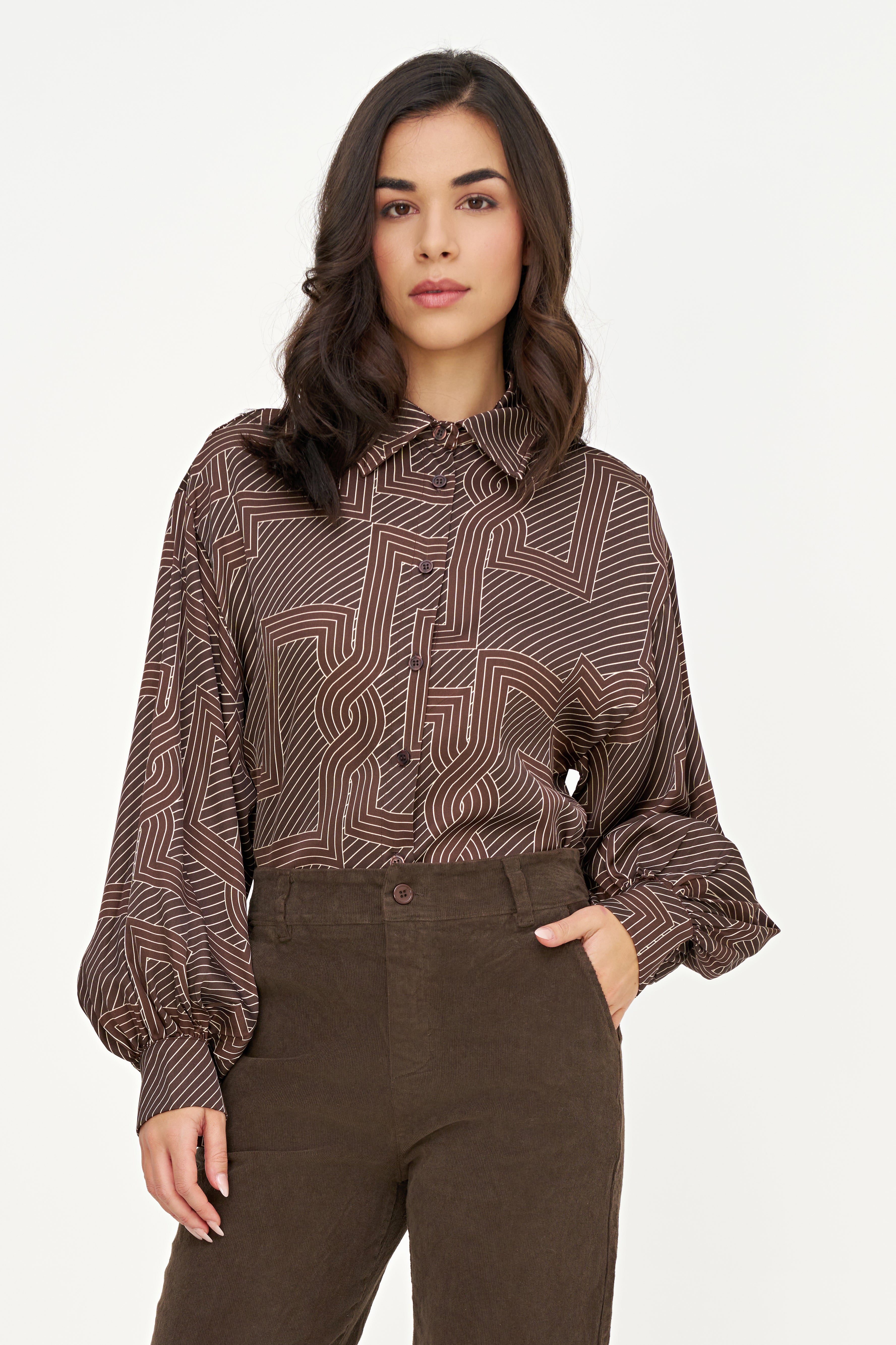 Blouse brune à motif géométrique, vue de face