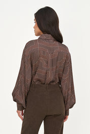 Blouse brune à motif géométrique, vue de dos