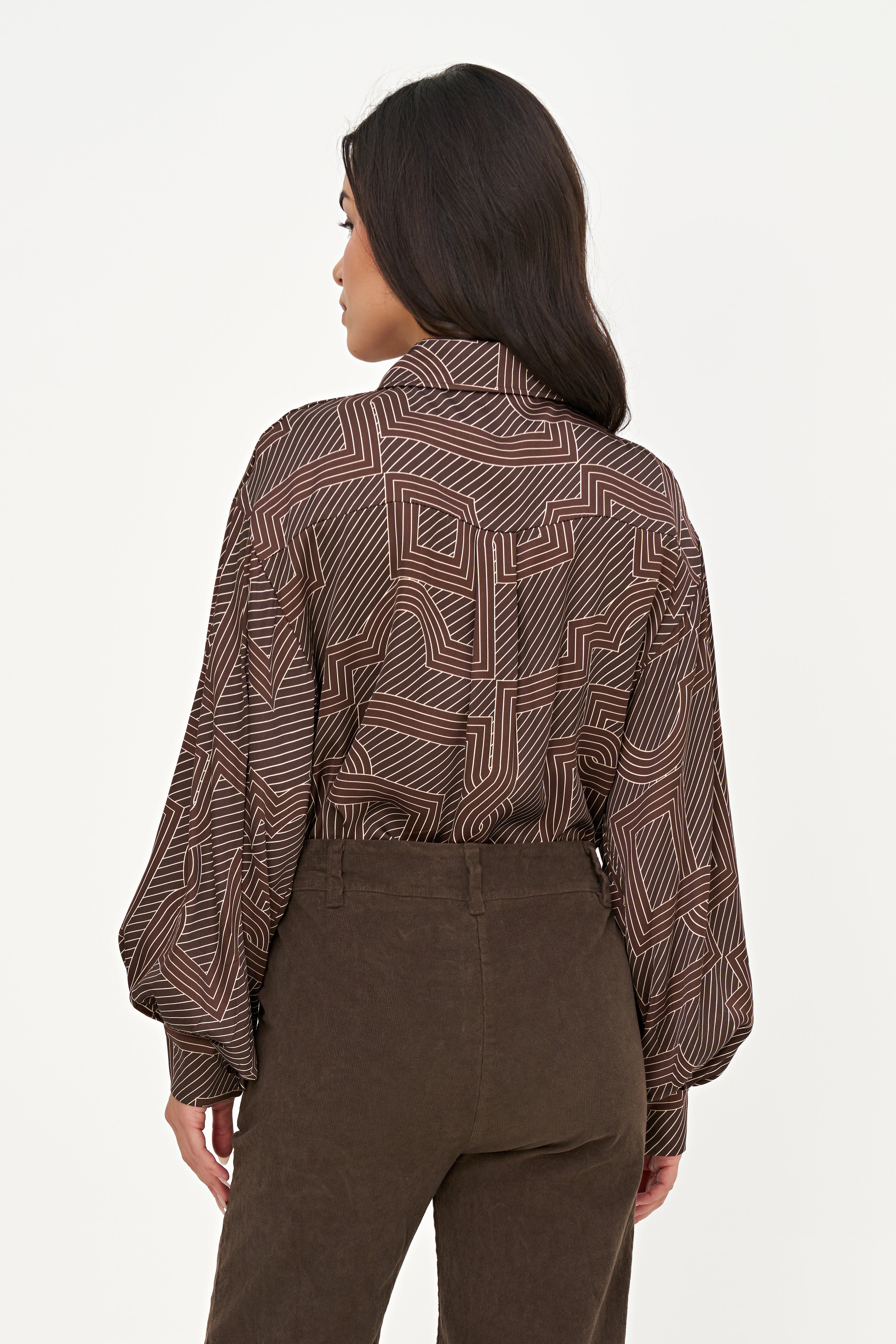 Blouse brune à motif géométrique, vue de dos